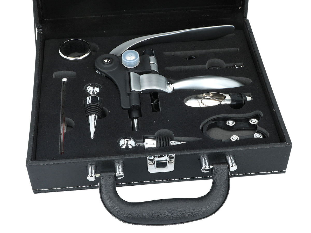 Viinitarvikkeiden setti tyylikkäässä laukussa, personoitavissa kaiverruksella