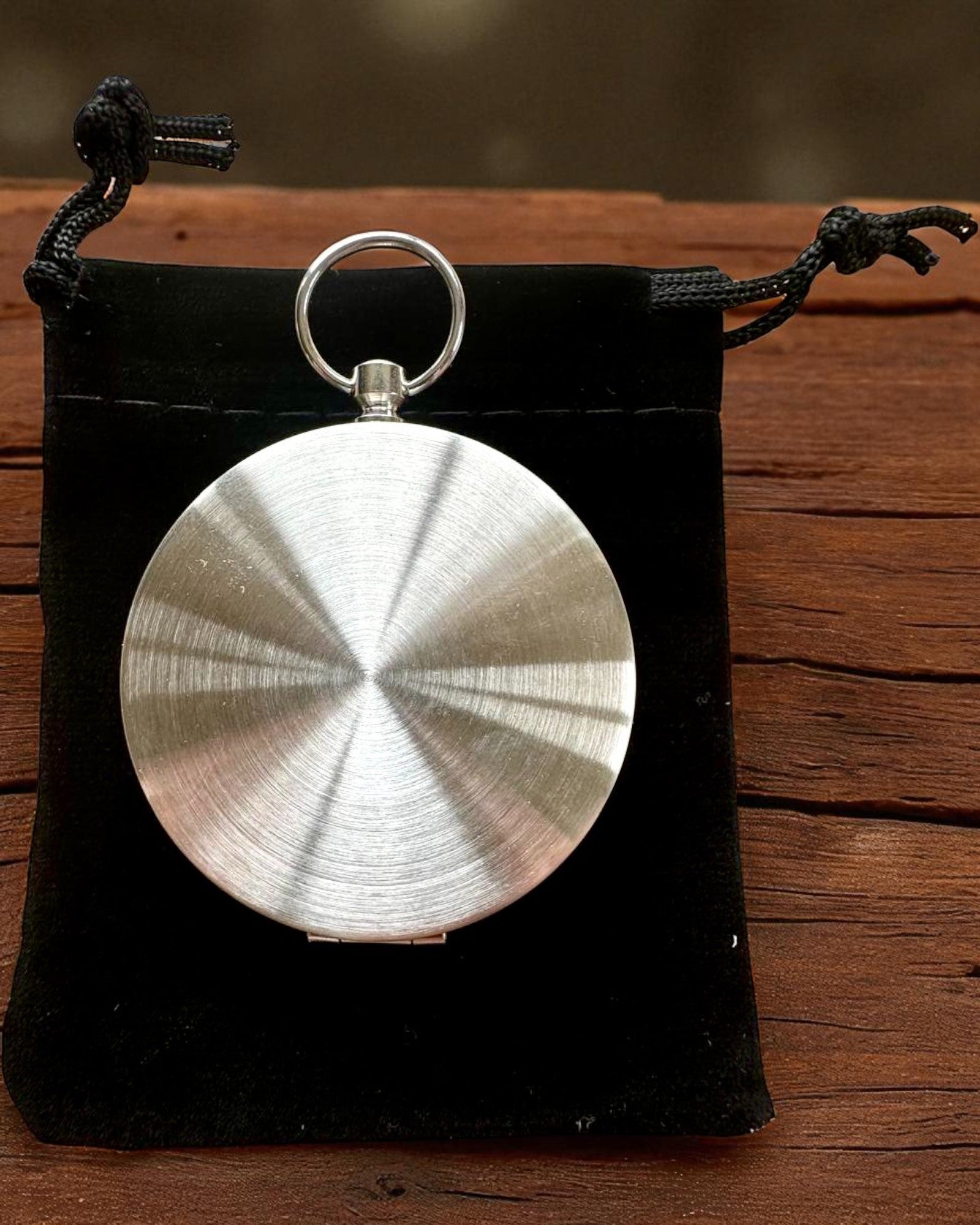 Vedenpitävä Messinkikompassi Hehkuvalla Efektillä - Välttämätön Vaelluksille ja Leirintään, personointi kaiverruksella