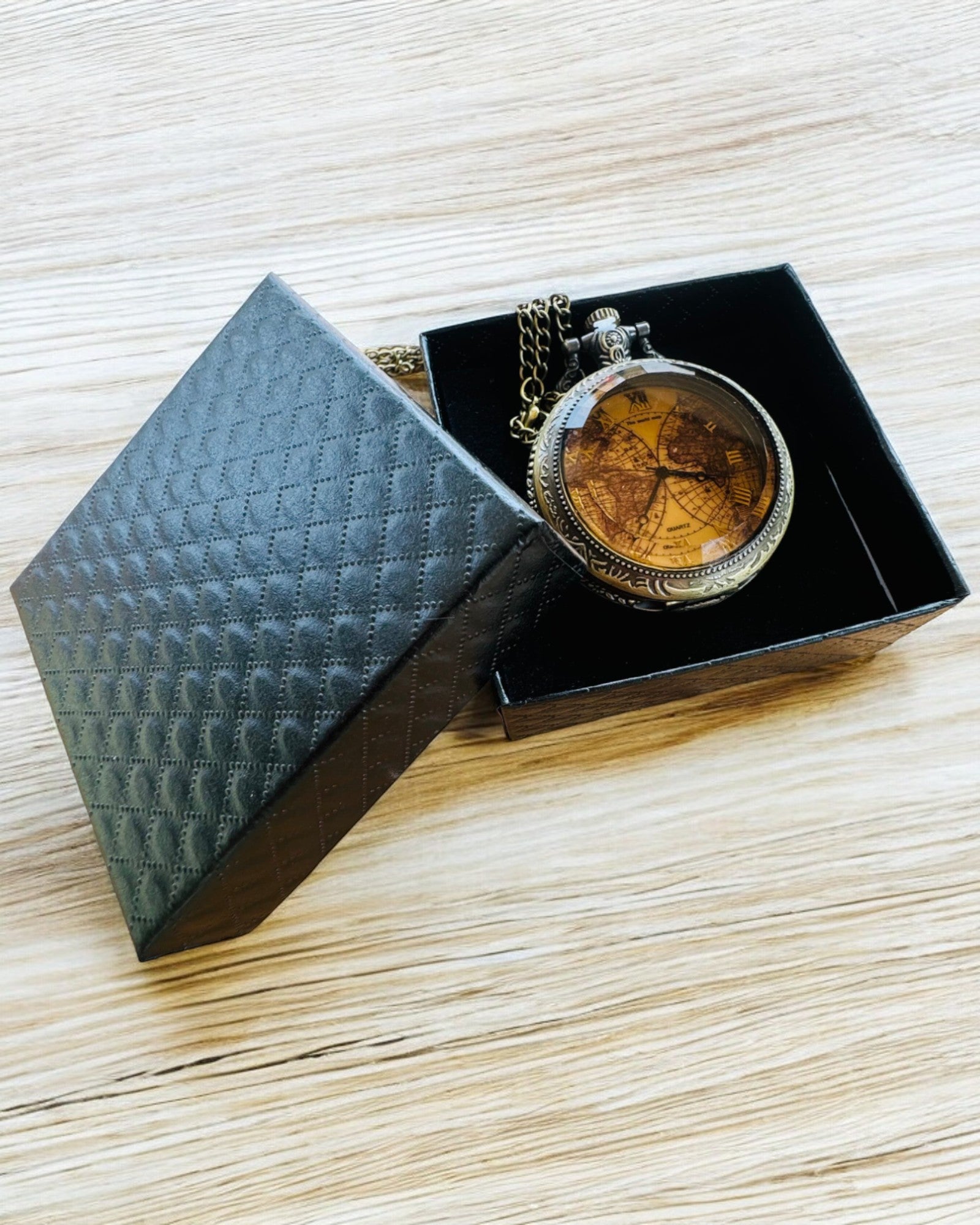 Klassinen Kvartsitaskukello Maailmankartalla – Vintage-tyylinen Riipusketju Hänelle ja Hänelle, kaiverrus