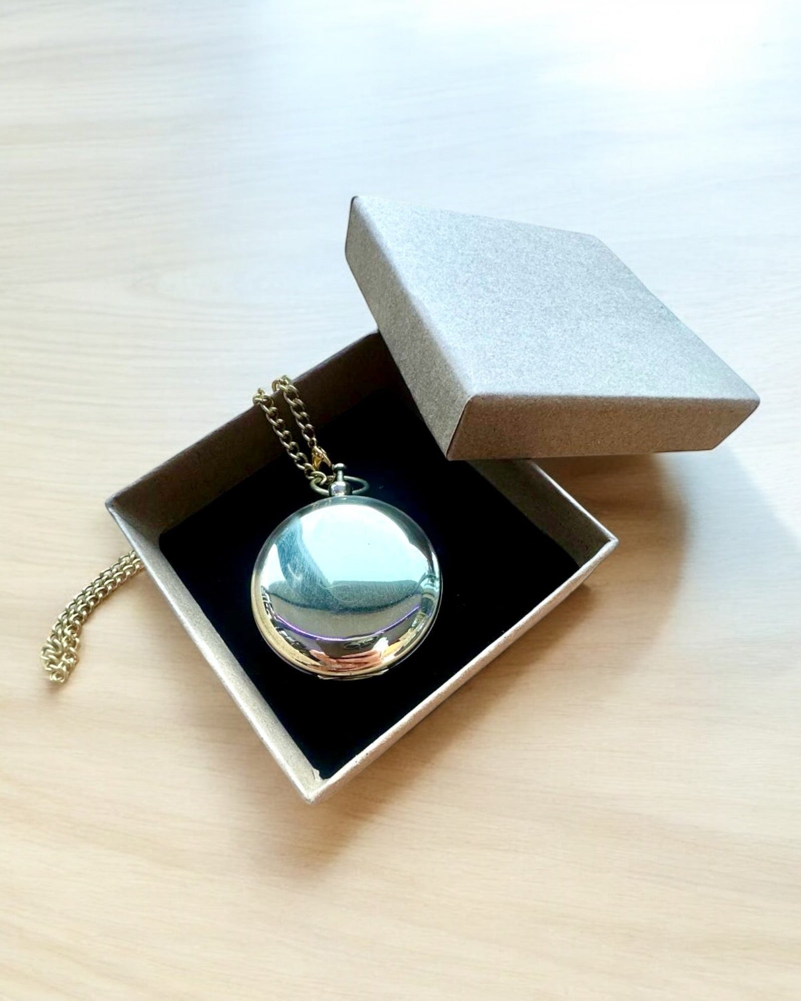 Kultaisen värinen Kompassi Seikkailu – Tyylikäs Löytöjen Navigaattori