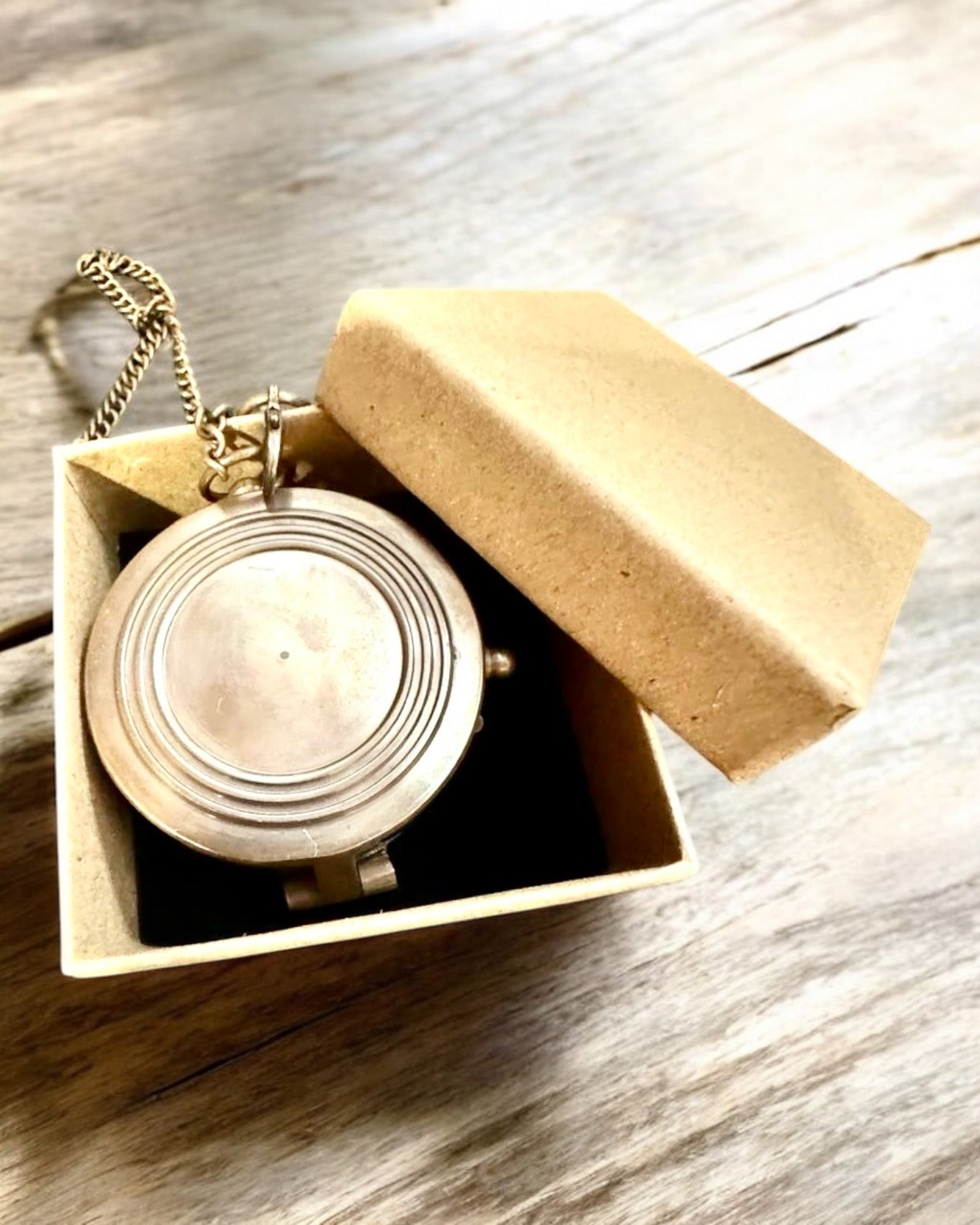 Intialainen Odysseus-kompassi – Retro-tutkijan helmi - kaiverrusmahdollisuus