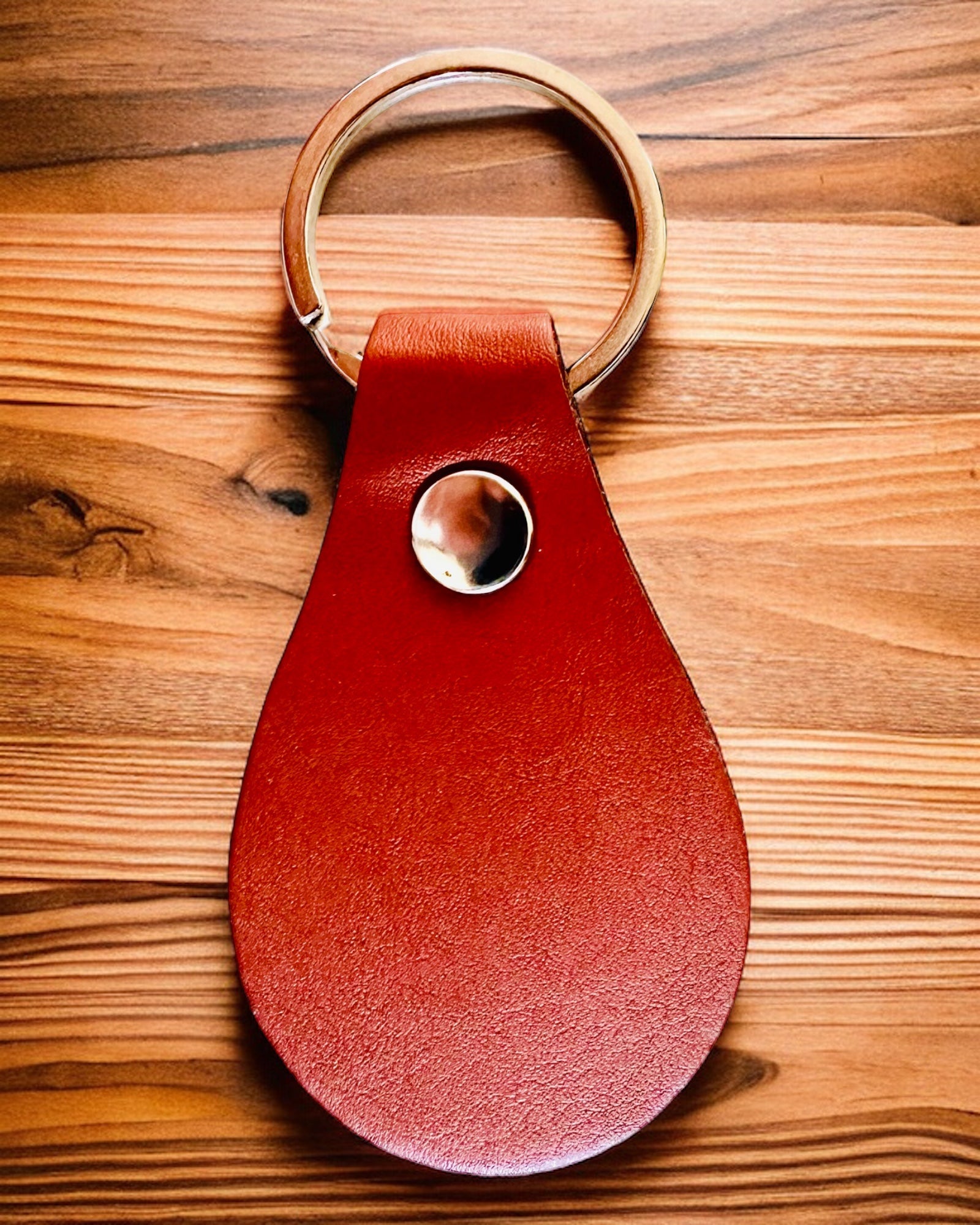 PU-nahkainen avaimenperä, jossa mahdollisuus personointiin kaiverruksella - Saatavilla 5 värissä