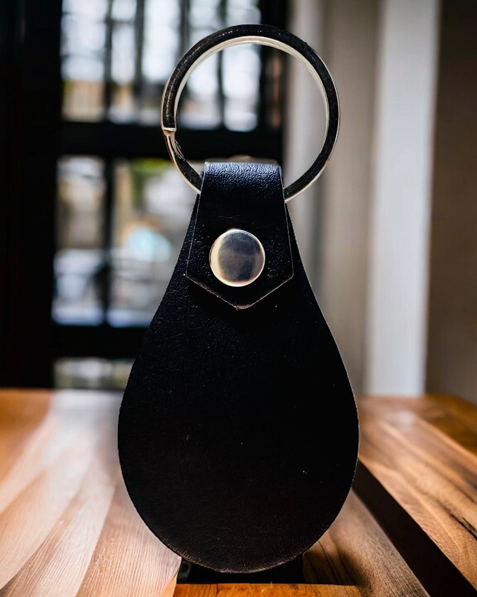 PU-nahkainen avaimenperä, jossa mahdollisuus personointiin kaiverruksella - Saatavilla 5 värissä