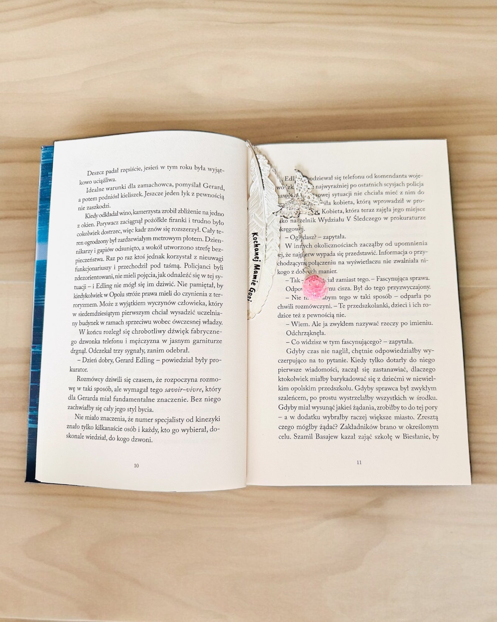 Luova Retrotyylinen Kirjanmerkki Höyhen- ja Perhosaiheella – Tyylikäs Lahja äidille, opettajalle, Mainoslahja, Hopea/vaaleanpunainen Väri