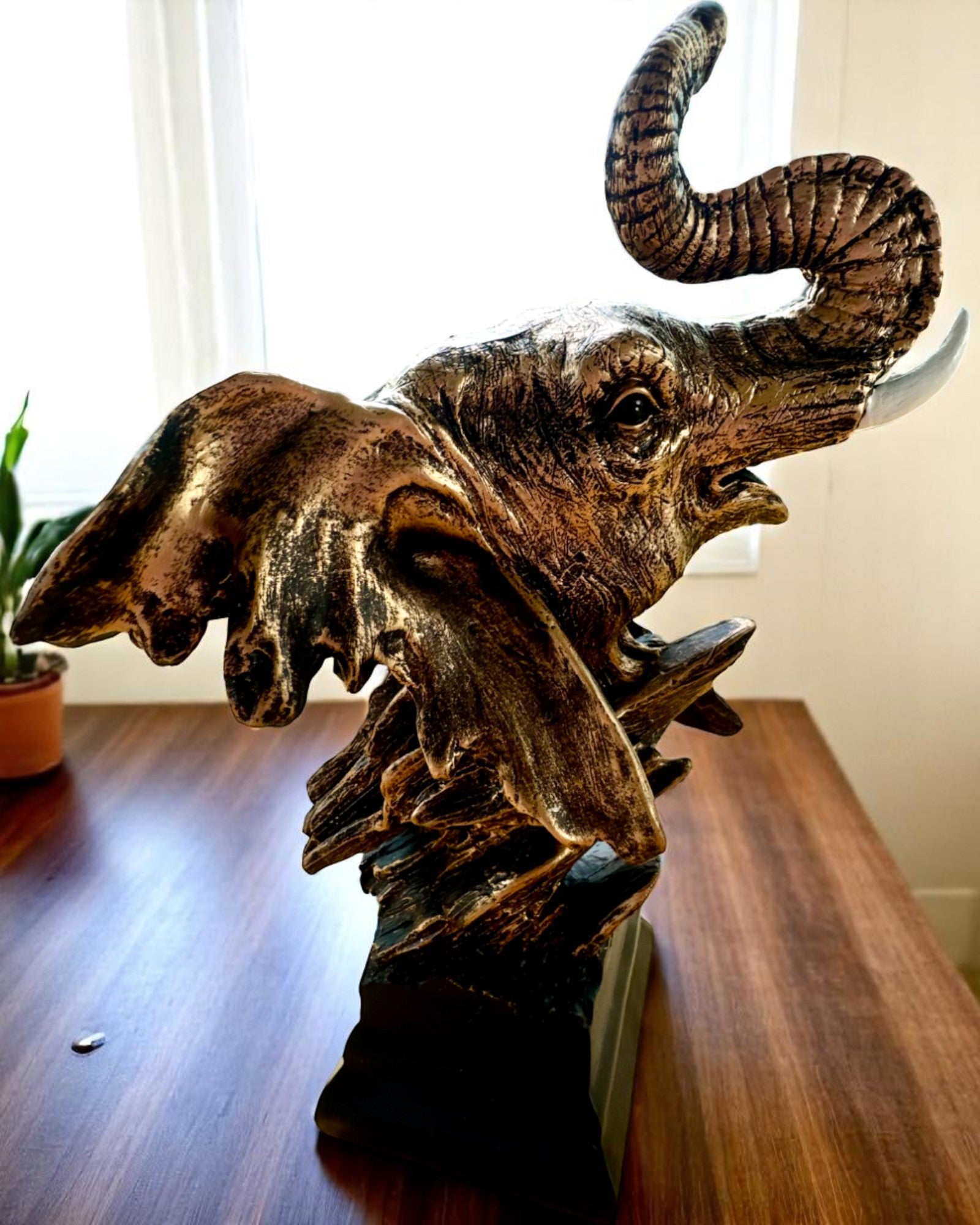 Koristepatsas "Savannin ylpeys" – Elefantinpään figuuri kaiverrusmahdollisuudella, lahjaksi