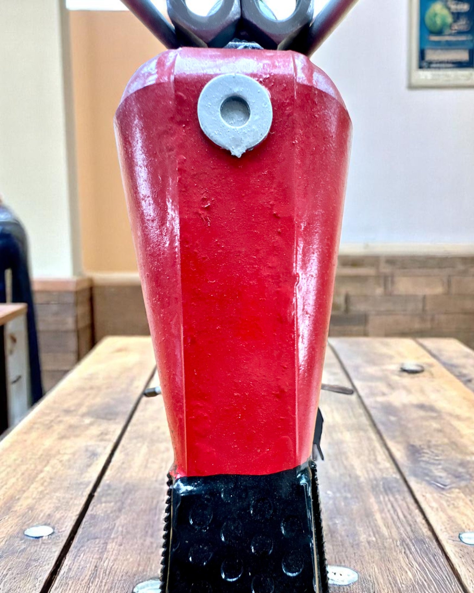 Metallinen viiniteline, 40 cm pitkä, moottoripyörän muotoinen, kaiverrusmahdollisuus lahjaksi