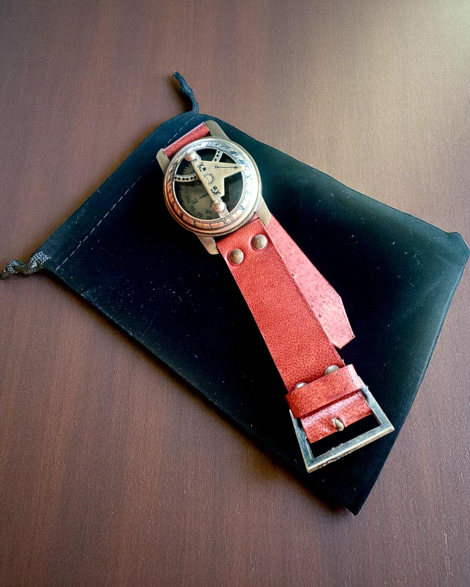 Aurinkokello kompassilla - Käsintehty, Aito Käsityö, kaiverrusmahdollisuus