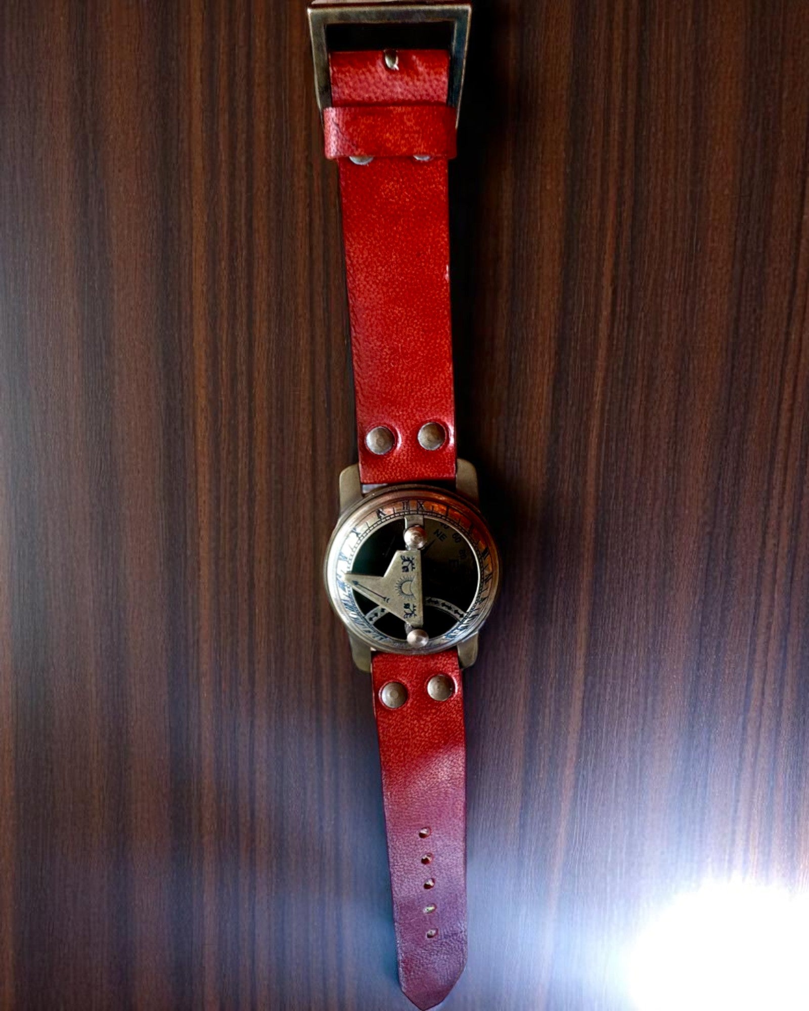 Aurinkokello kompassilla - Käsintehty, Aito Käsityö, kaiverrusmahdollisuus