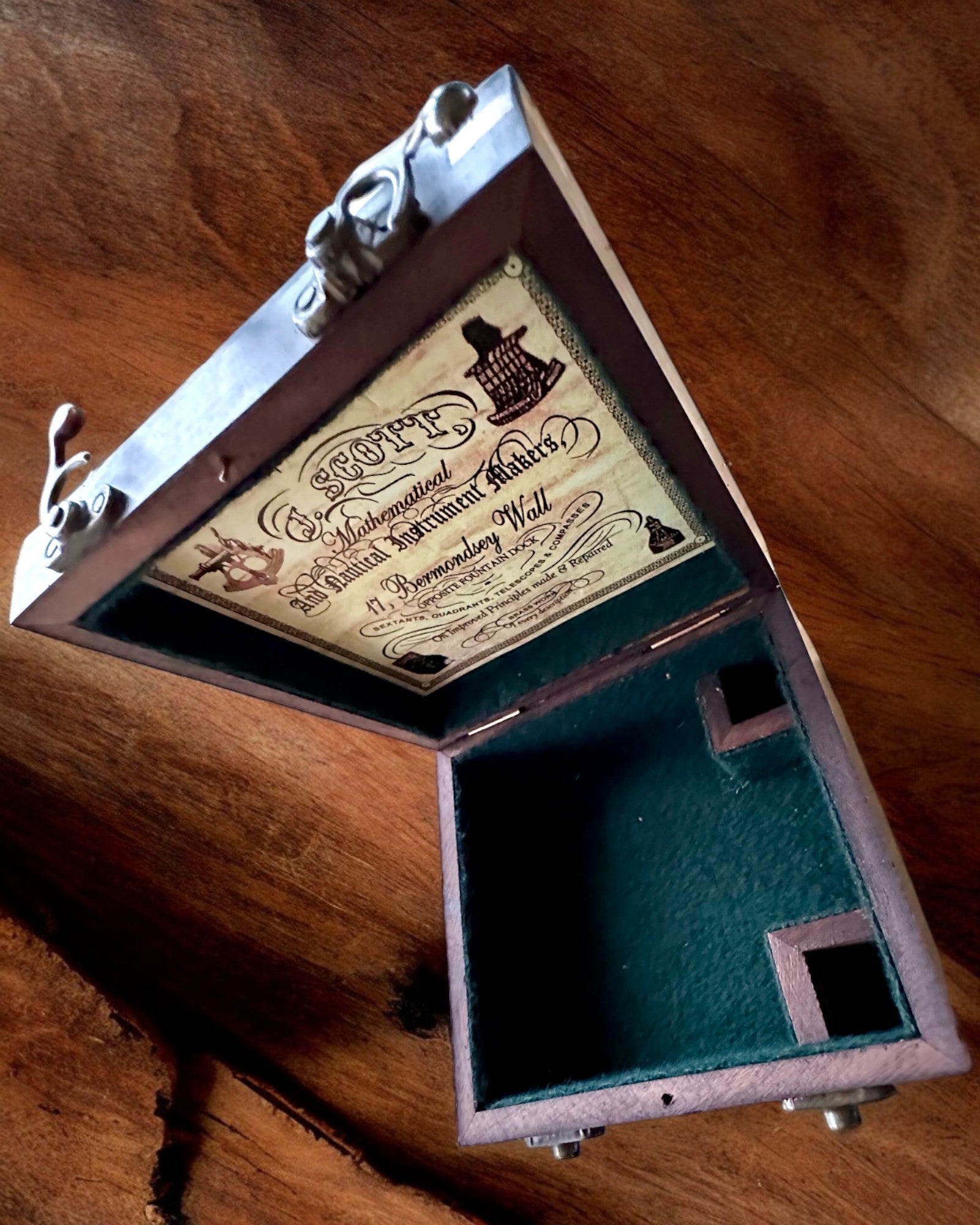 Suuri puinen laatikko sekstantille tai premium-kompassille "Mariner's Legacy" kaiverrusmahdollisuudella