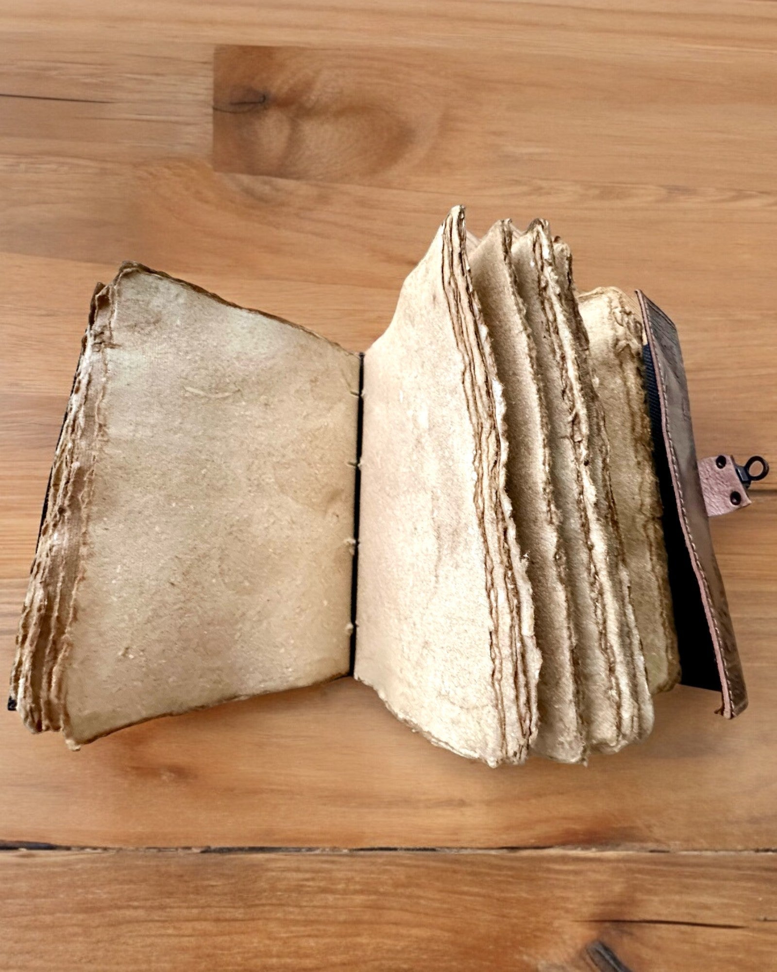 Premium Päiväkirja, Antiikkinen kuvio, Nahkainen Muistikirja "Magiikan Kronikka" 200 sivua, 2 vaihtoehtoa valittavana, personointi kaiverruksella