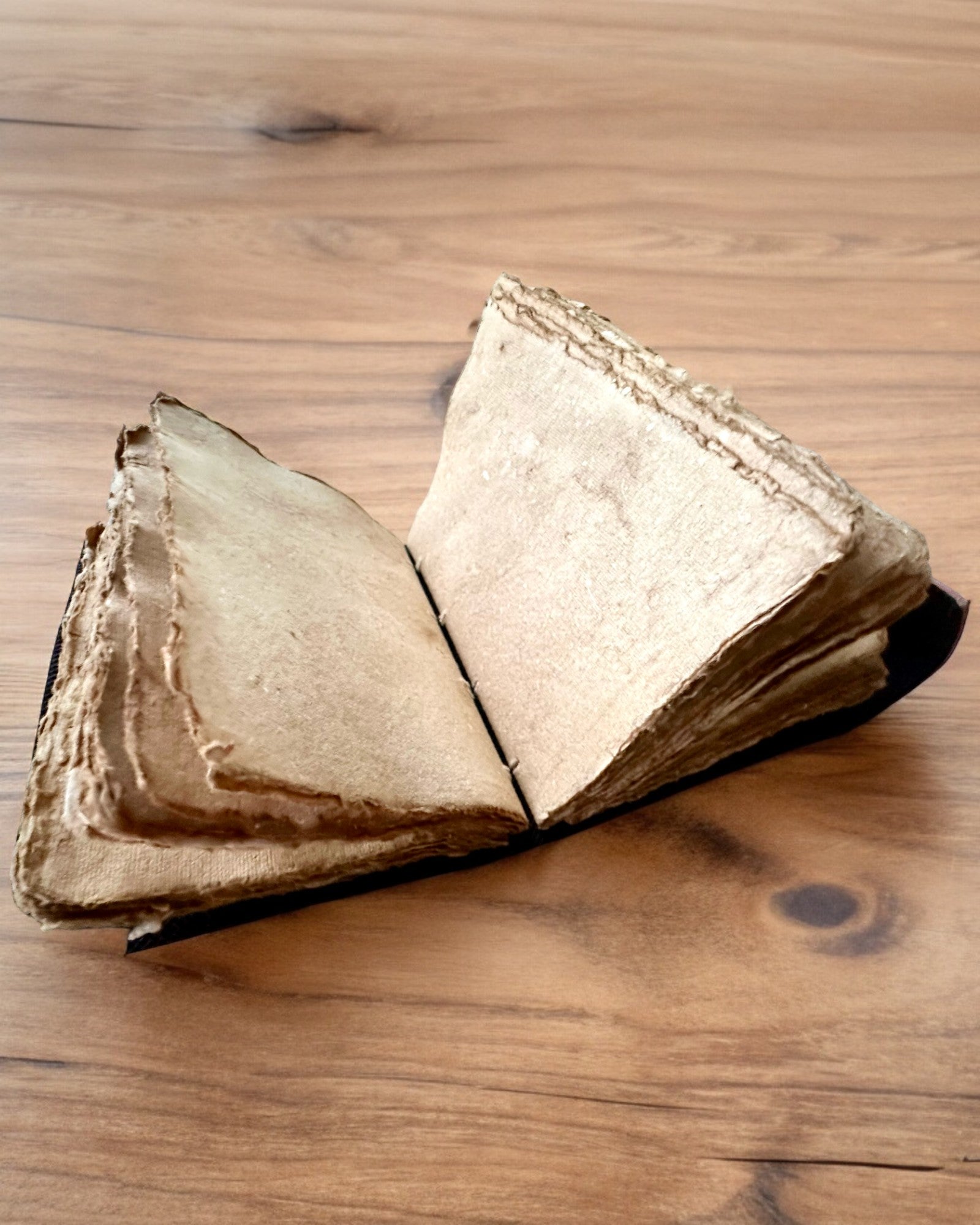 Premium Päiväkirja, Antiikkinen kuvio, Nahkainen Muistikirja "Magiikan Kronikka" 200 sivua, 2 vaihtoehtoa valittavana, personointi kaiverruksella