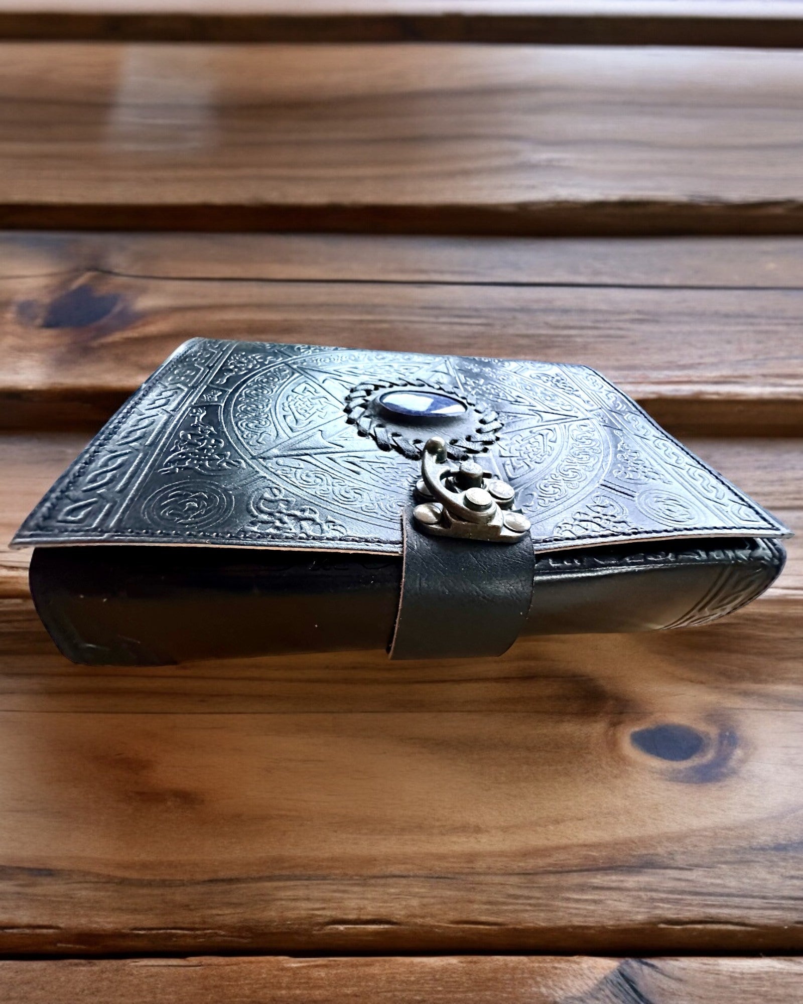 Premium Päiväkirja, Antiikkinen kuvio, Nahkainen Muistikirja "Magiikan Kronikka" 200 sivua, 2 vaihtoehtoa valittavana, personointi kaiverruksella