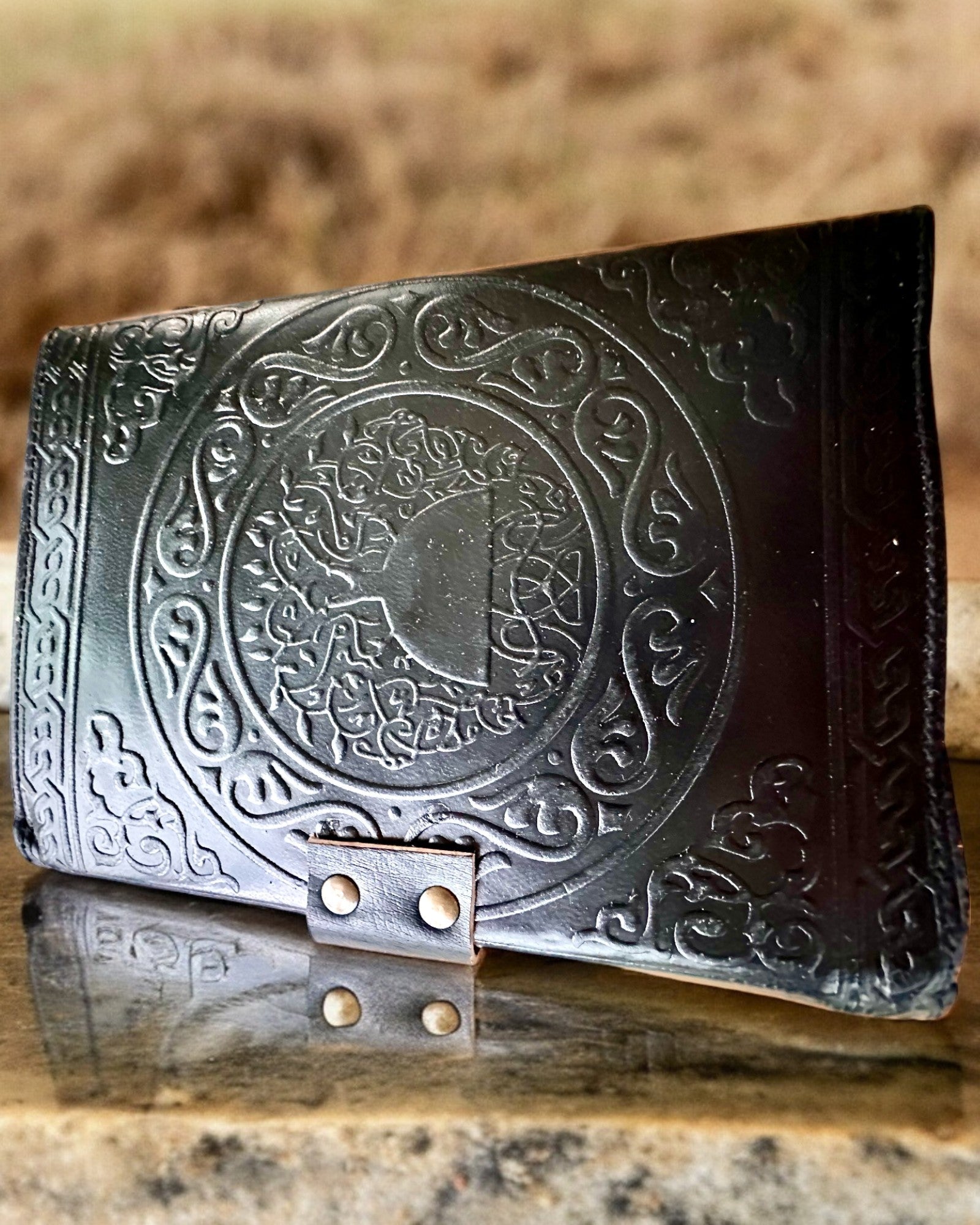 Premium Päiväkirja, Antiikkinen kuvio, Nahkainen Muistikirja "Magiikan Kronikka" 200 sivua, 2 vaihtoehtoa valittavana, personointi kaiverruksella