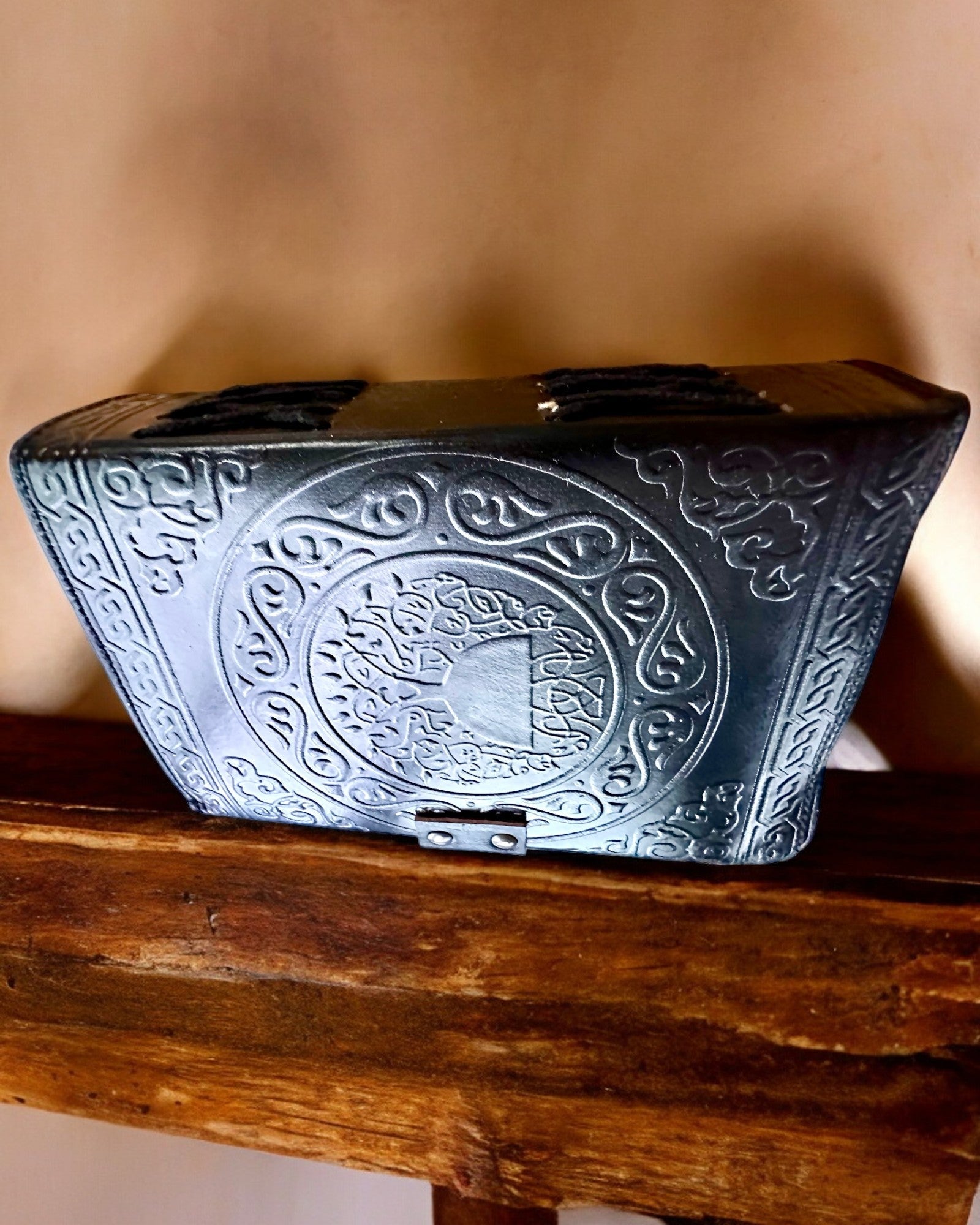 Premium Päiväkirja, Antiikkinen kuvio, Nahkainen Muistikirja "Magiikan Kronikka" 200 sivua, 2 vaihtoehtoa valittavana, personointi kaiverruksella