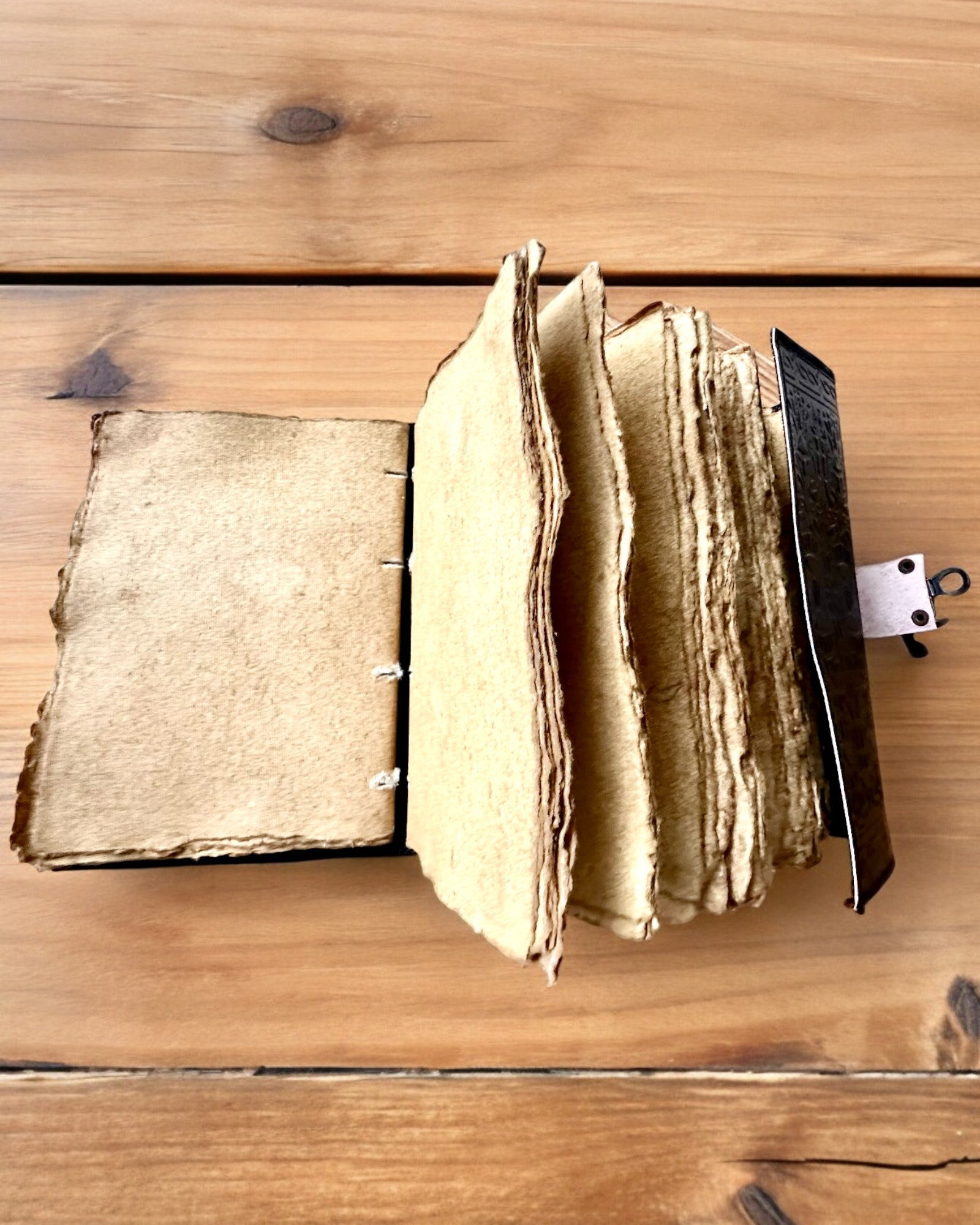 Premium Päiväkirja, Antiikkinen kuvio, Nahkainen Muistikirja "Magiikan Kronikka" 200 sivua, 2 vaihtoehtoa valittavana, personointi kaiverruksella