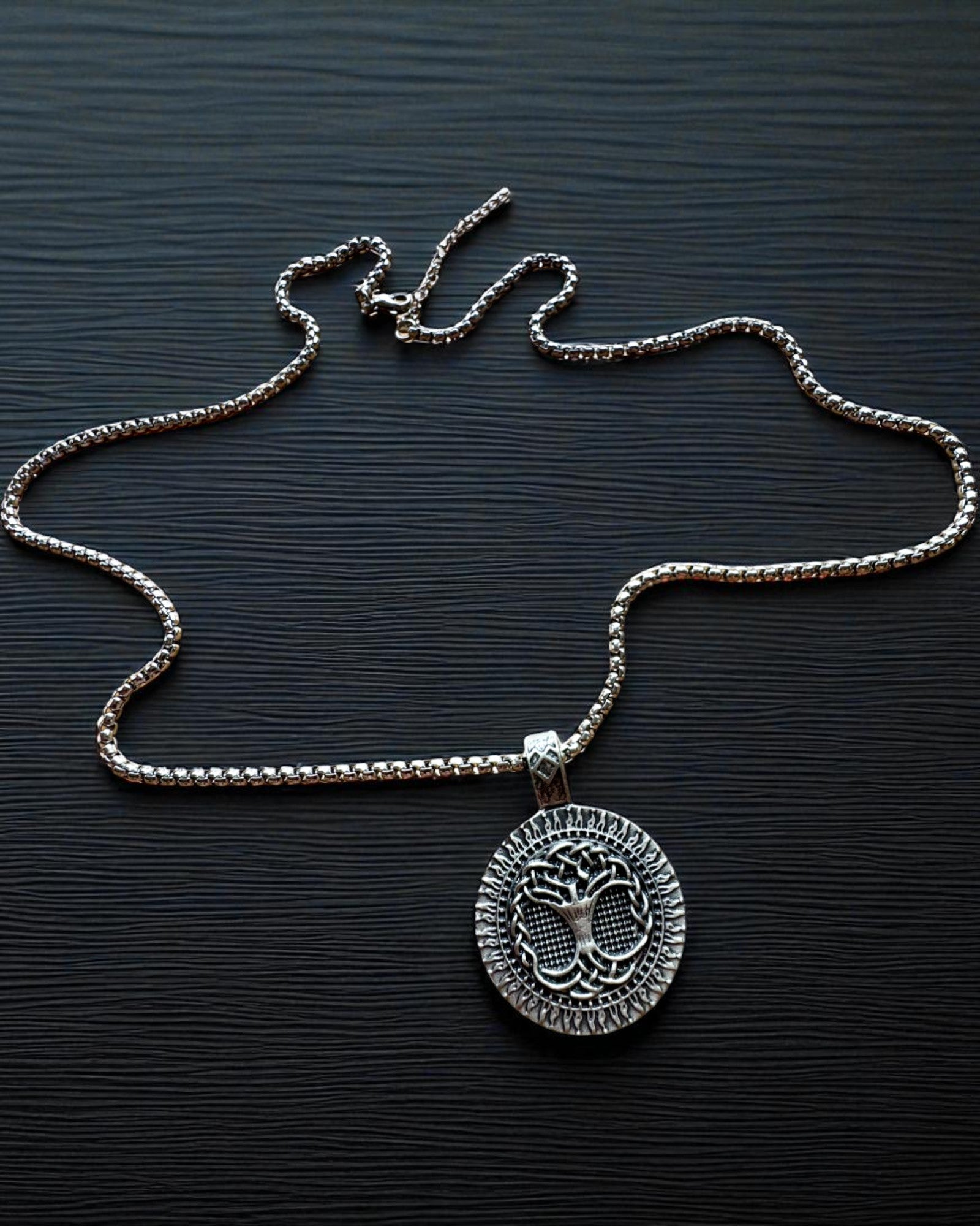 "Elämän Puun Amuletti Kaiverrusmahdollisuudella - kaulakoru 'Luonnon Elinvoima', personointi"