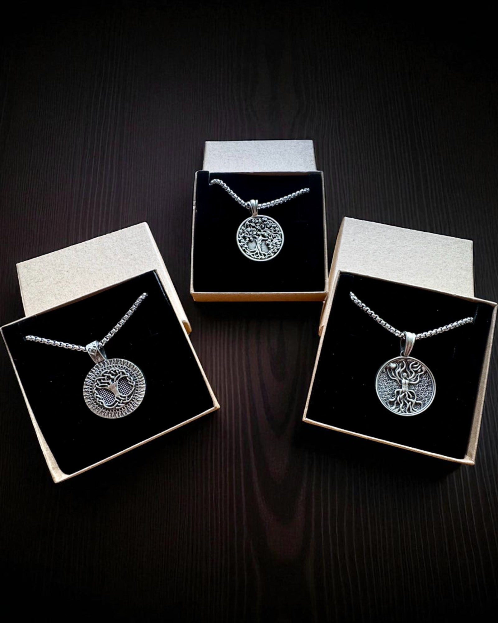 "Elämän Puun Amuletti Kaiverrusmahdollisuudella - kaulakoru 'Luonnon Elinvoima', personointi"