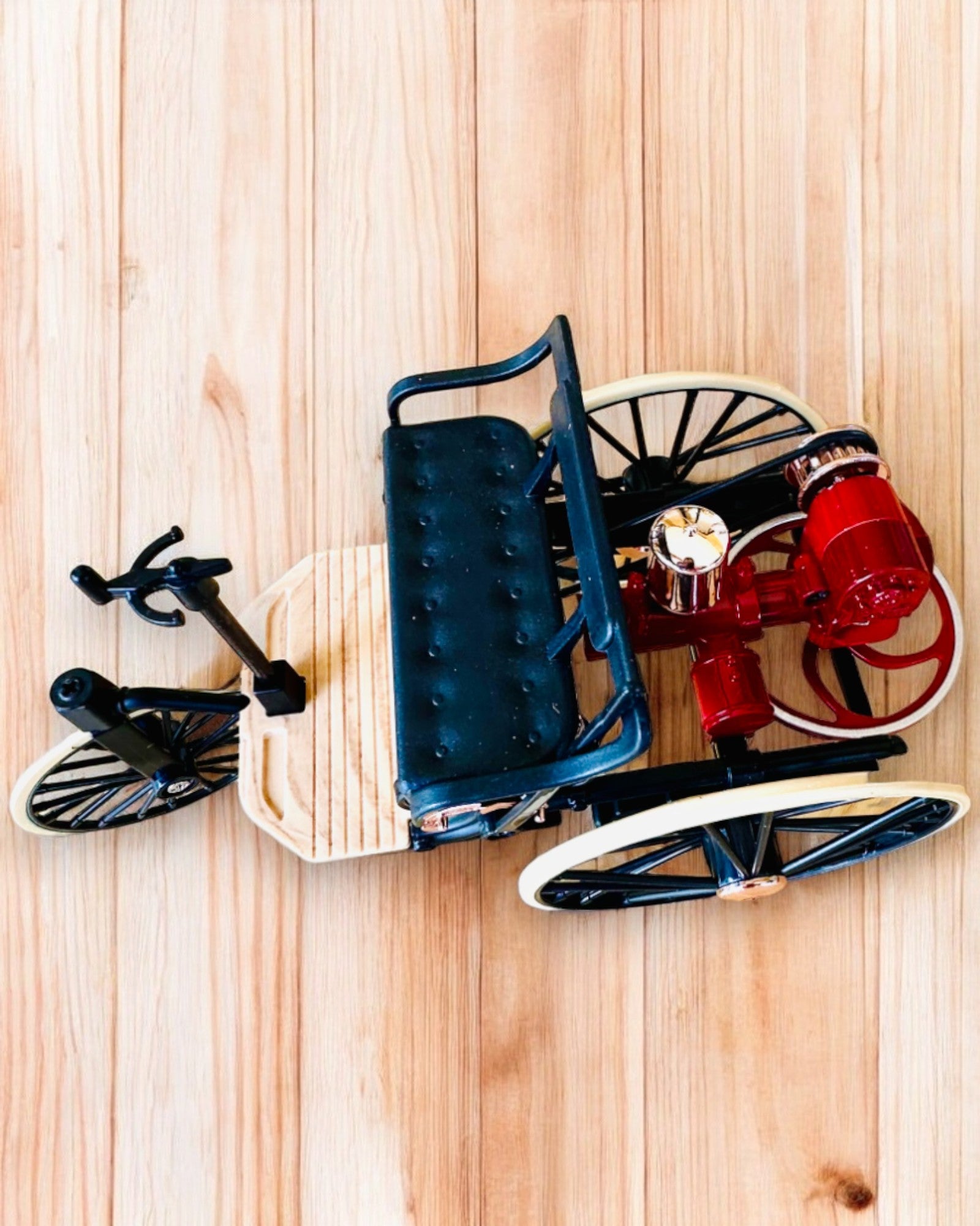 Retro Kolmipyöräinen Benz Patent-Motorwagen - Keräilymalli, personointi kaiverruksella lahjaksi