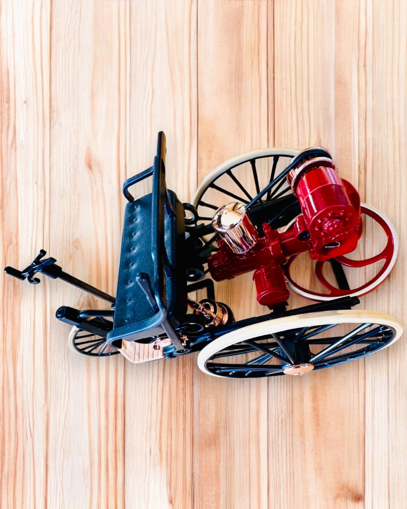 Retro Kolmipyöräinen Benz Patent-Motorwagen - Keräilymalli, personointi kaiverruksella lahjaksi