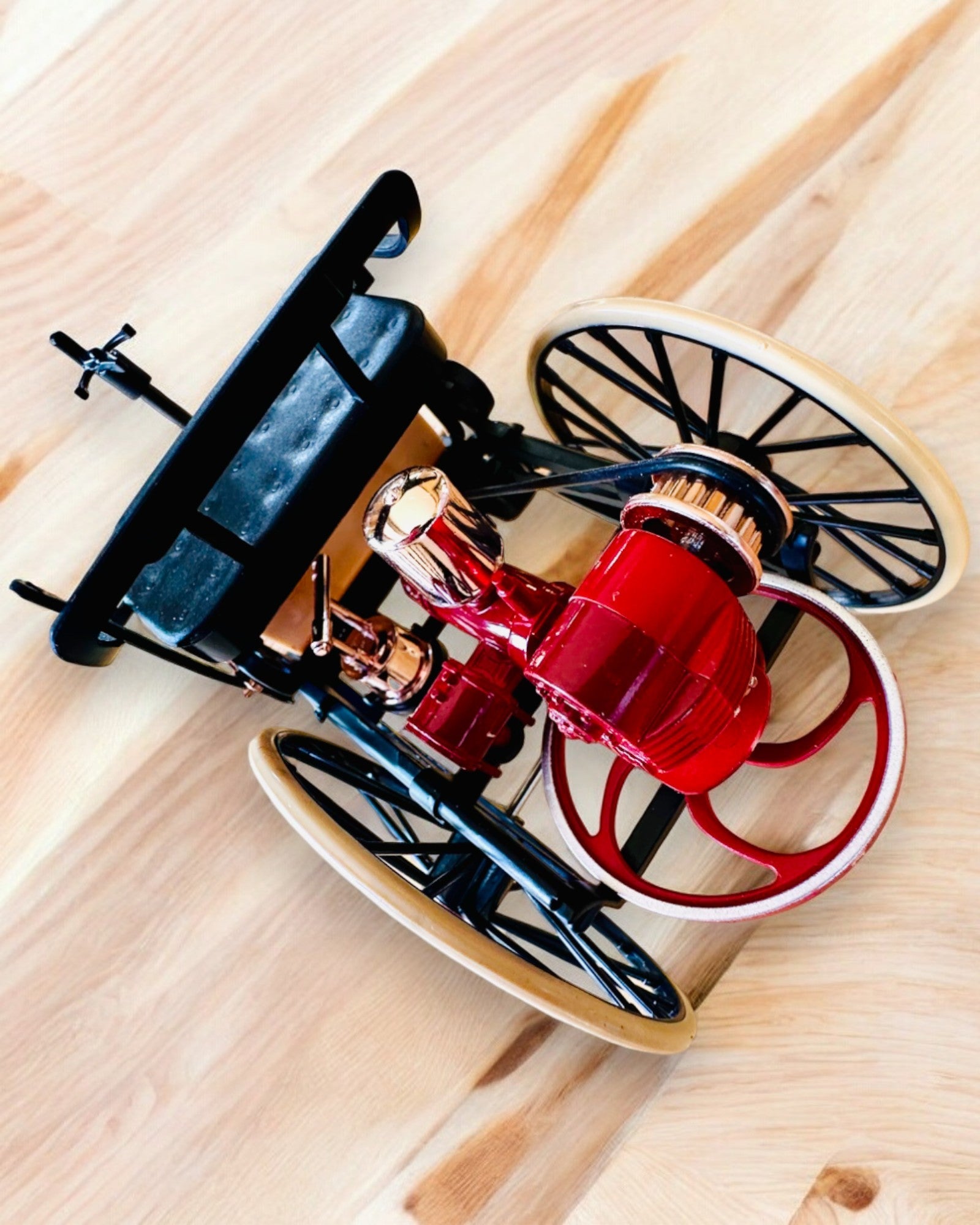 Retro Kolmipyöräinen Benz Patent-Motorwagen - Keräilymalli, personointi kaiverruksella lahjaksi