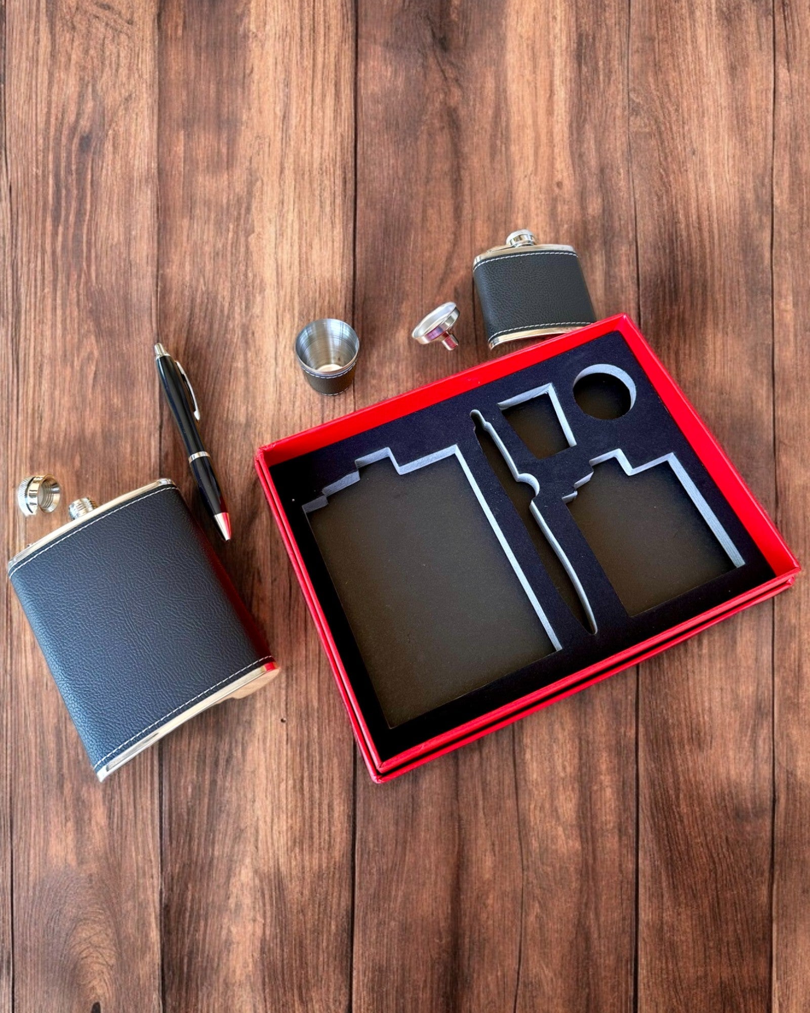 "Tyylikäs Herrasmies" taskumattisarja - mahdollisuus personoida kaiverruksella lahjaksi