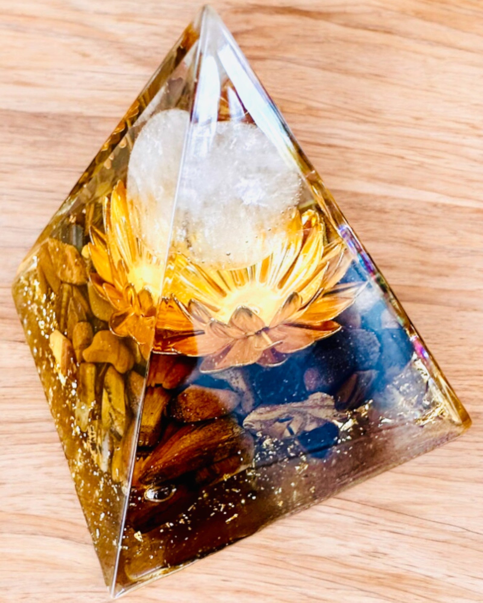 Kidepyramidin Kristalliprosperiteetti Onnellinen Kristallipallo, Tiikerinsilmäkivi, Kuparilotos