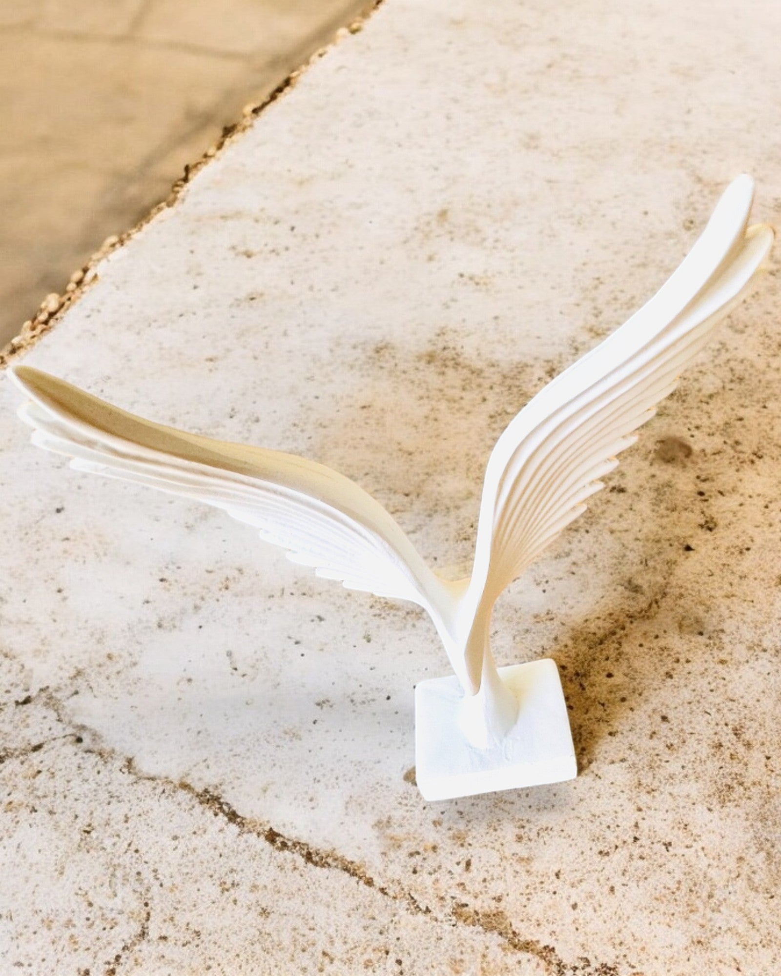 Elegantti Enkelinsiipien Pienoismalli 15 cm korkea – "Siivekkäät Vartijat", mahdollisuus personointiin kaiverruksella lahjaksi, personointi, 2 värivaihtoehtoa