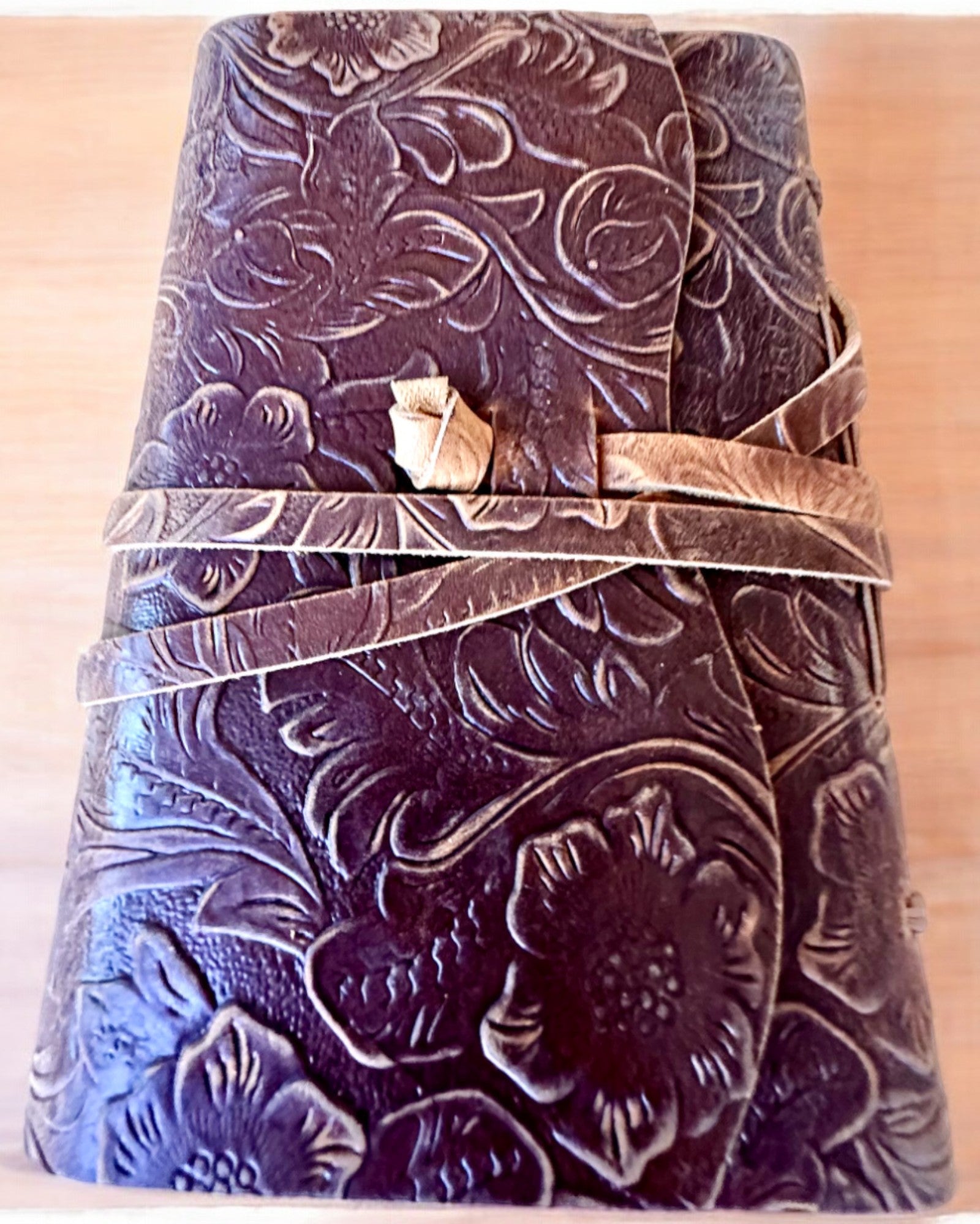 Nahkainen Premium-muistikirja "Luonnon Eleganssi" - 200 sivua, 120g, muistikirja, luonnoslehtiö, 2 väriä valittavana, personointi kaiverruksella