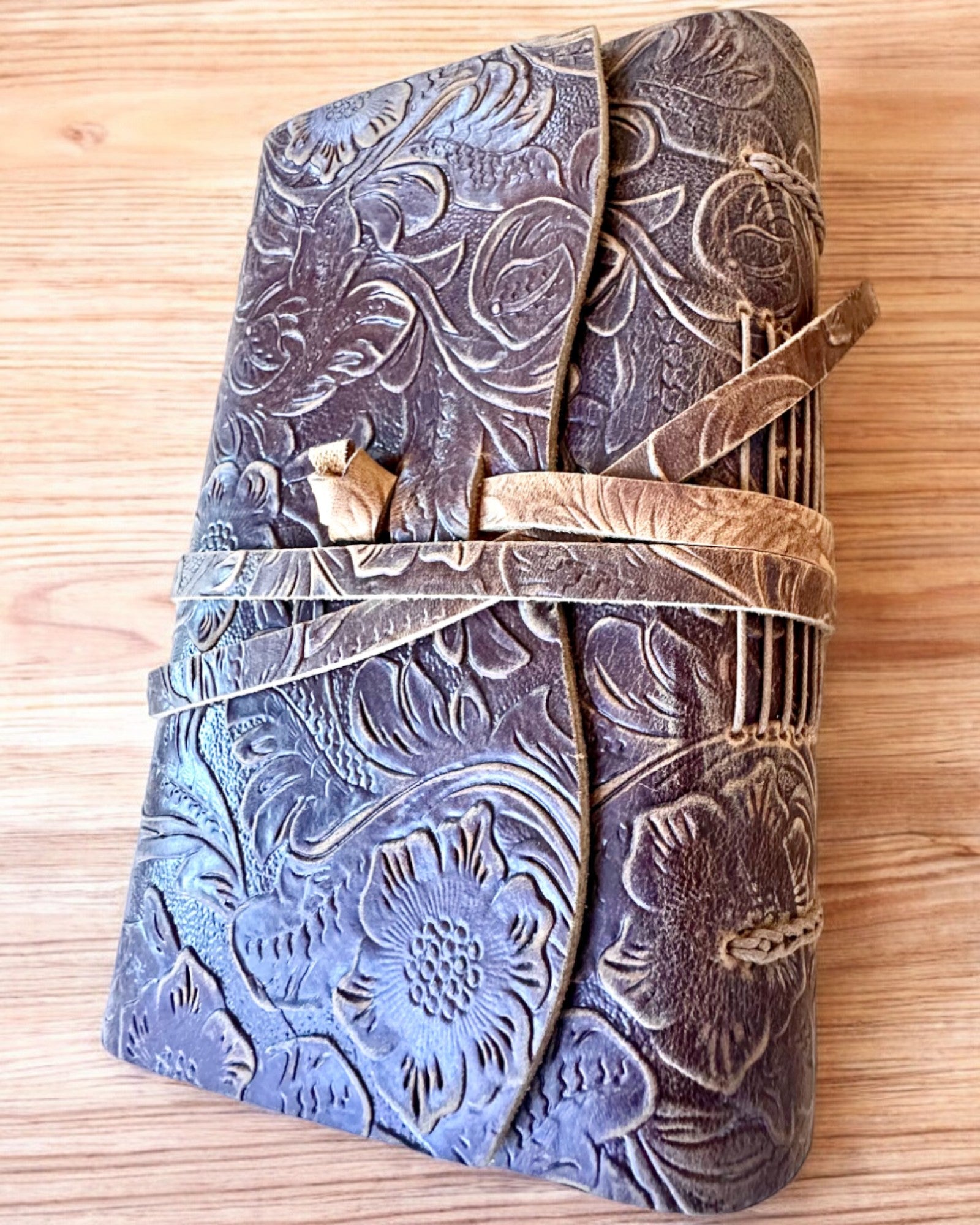 Nahkainen Premium-muistikirja "Luonnon Eleganssi" - 200 sivua, 120g, muistikirja, luonnoslehtiö, 2 väriä valittavana, personointi kaiverruksella