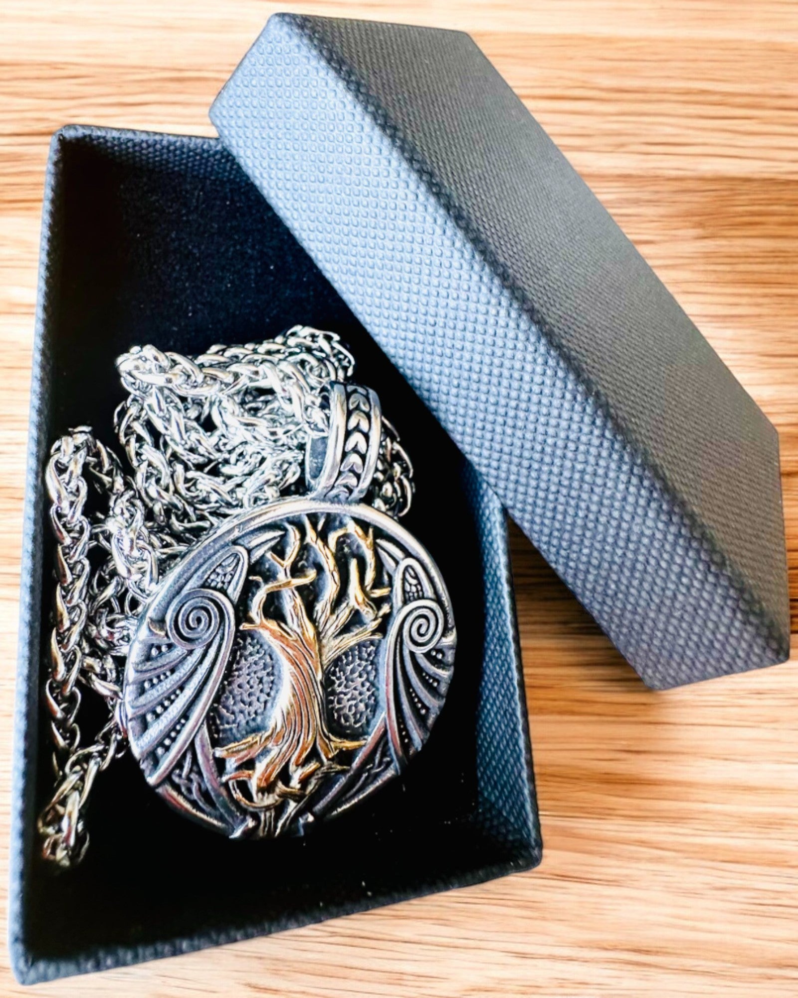 Ruostumattomasta teräksestä valmistettu "Elämän Puu" -kaulakoru personoinnilla, Aegishjalmur-symbolilla (Kauhun Kypärä)