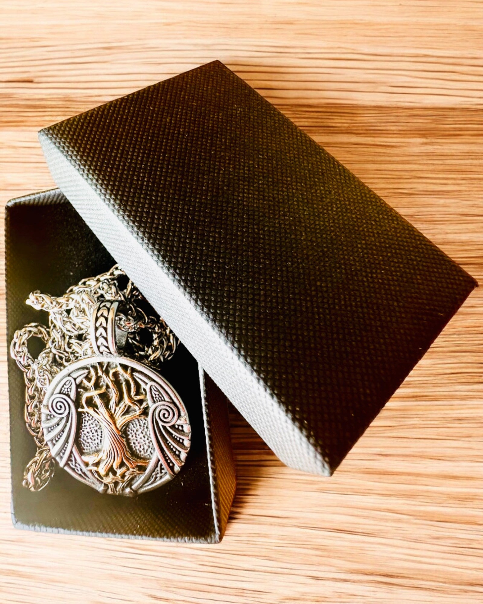 Ruostumattomasta teräksestä valmistettu "Elämän Puu" -kaulakoru personoinnilla, Aegishjalmur-symbolilla (Kauhun Kypärä)