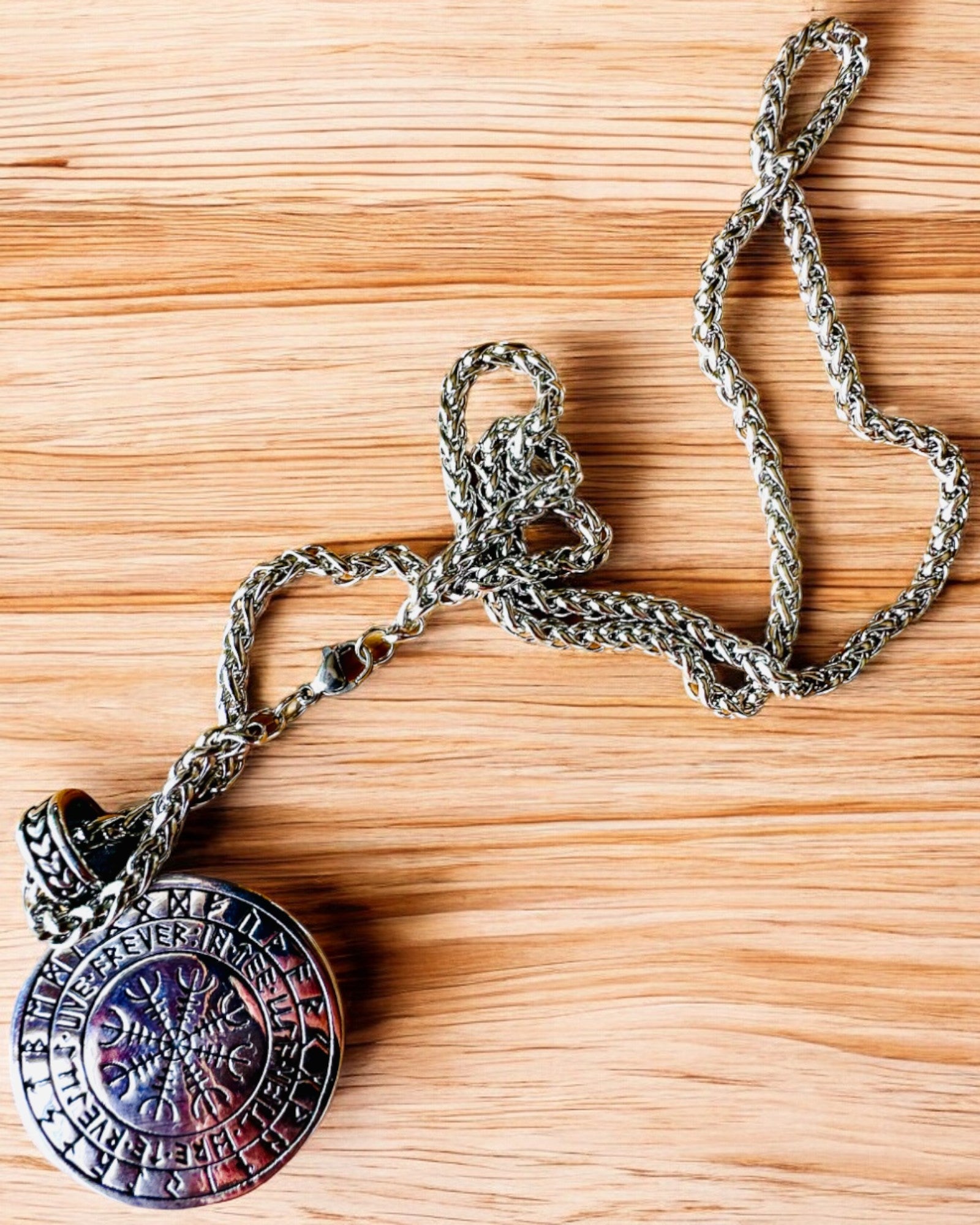 Ruostumattomasta teräksestä valmistettu "Elämän Puu" -kaulakoru personoinnilla, Aegishjalmur-symbolilla (Kauhun Kypärä)