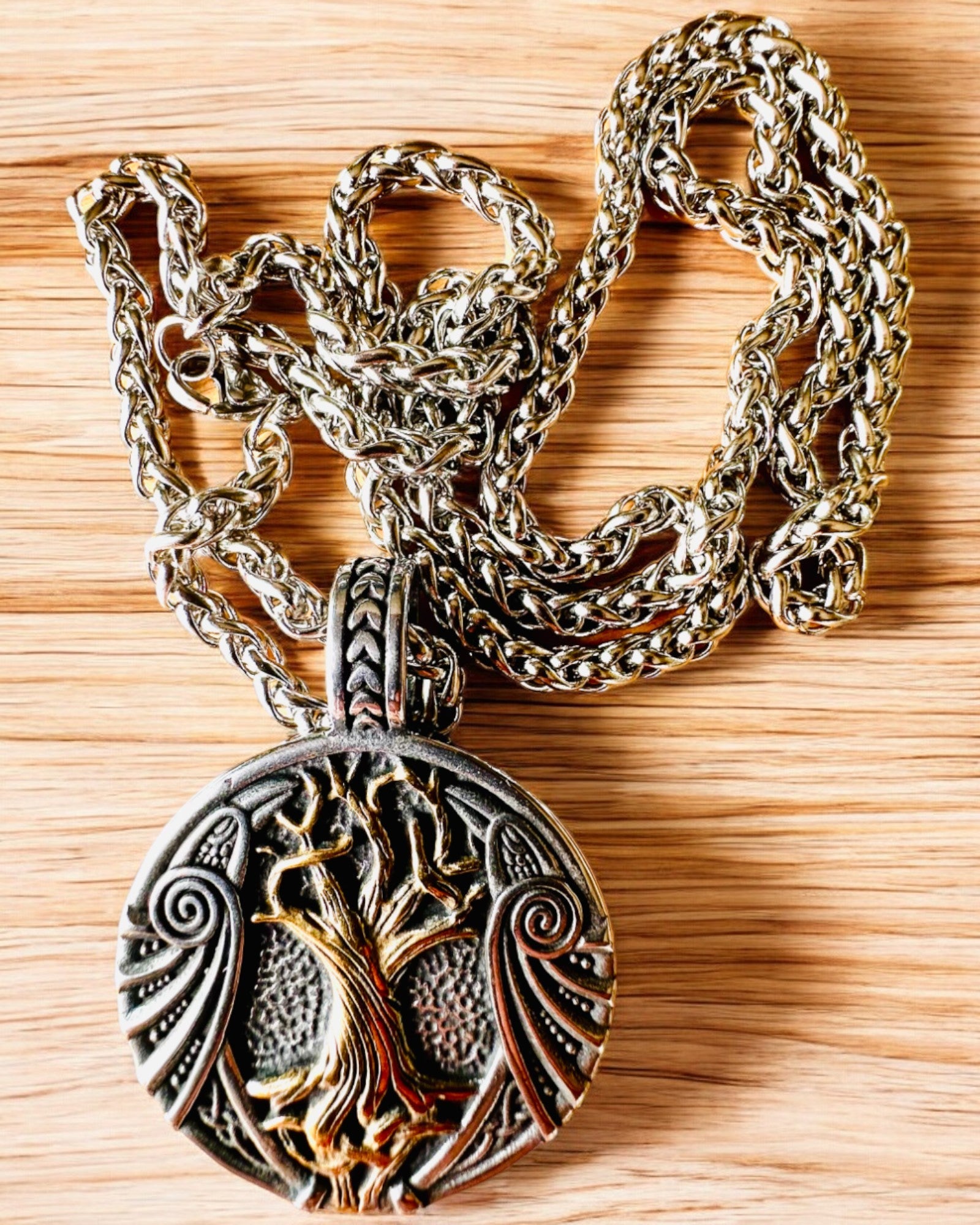 Ruostumattomasta teräksestä valmistettu "Elämän Puu" -kaulakoru personoinnilla, Aegishjalmur-symbolilla (Kauhun Kypärä)