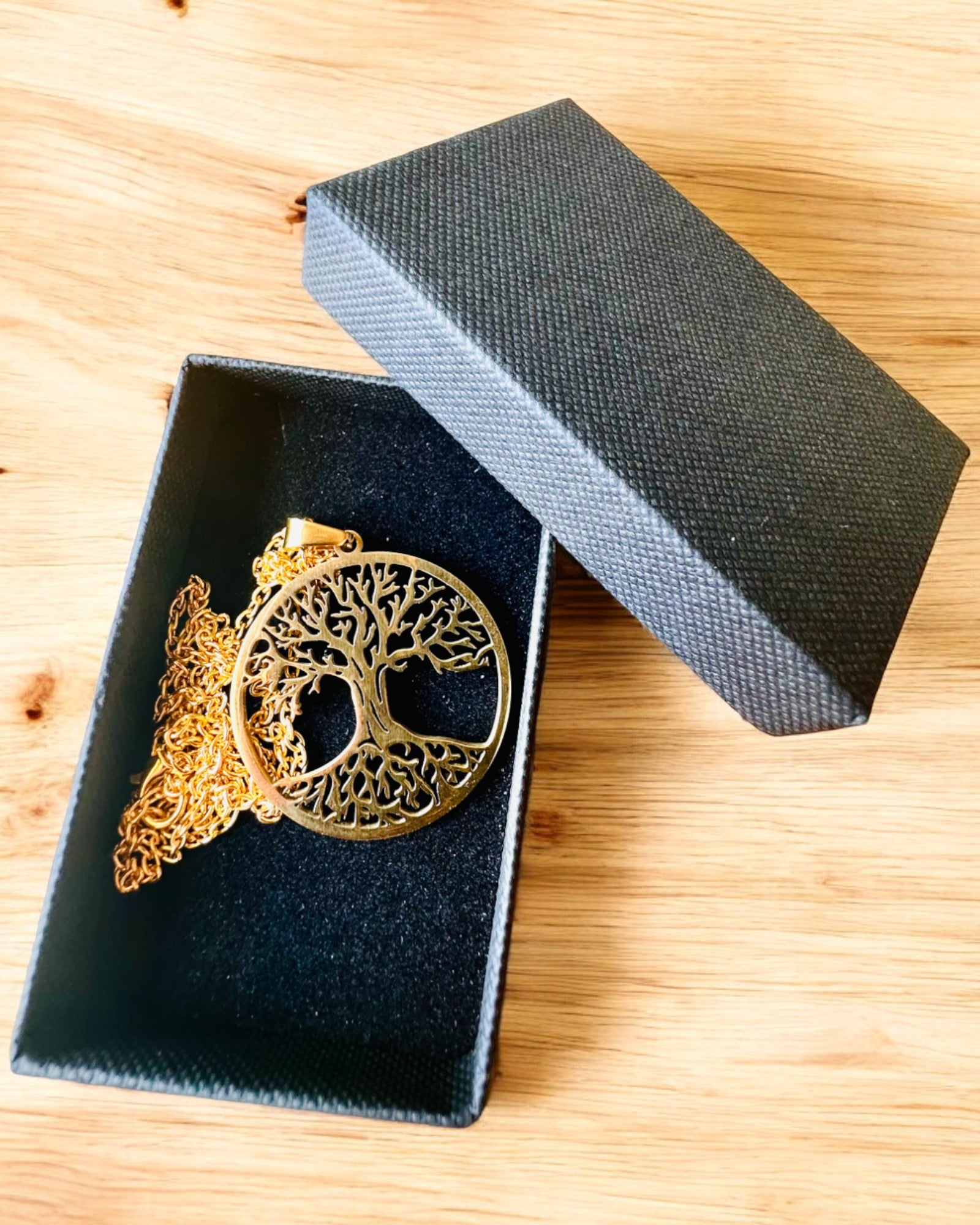 Ruostumattomasta teräksestä valmistettu "Elämän Puu" -kaulakoru - personointi kaiverruksella, 2 värivaihtoehtoa