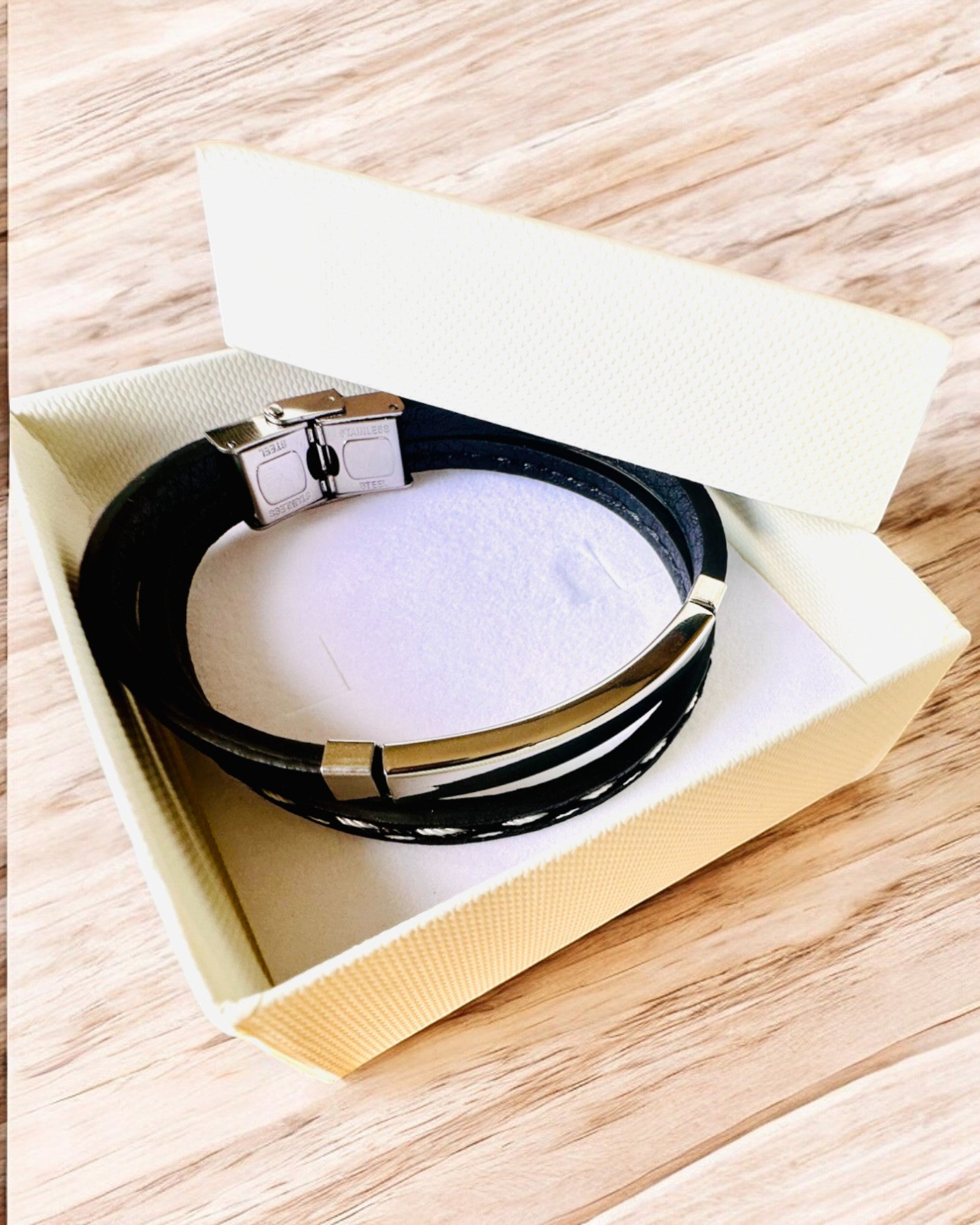 Urheiluranneke PU-nahasta ja ruostumattomasta teräksestä kaiverrusmahdollisuudella – 3 väriä