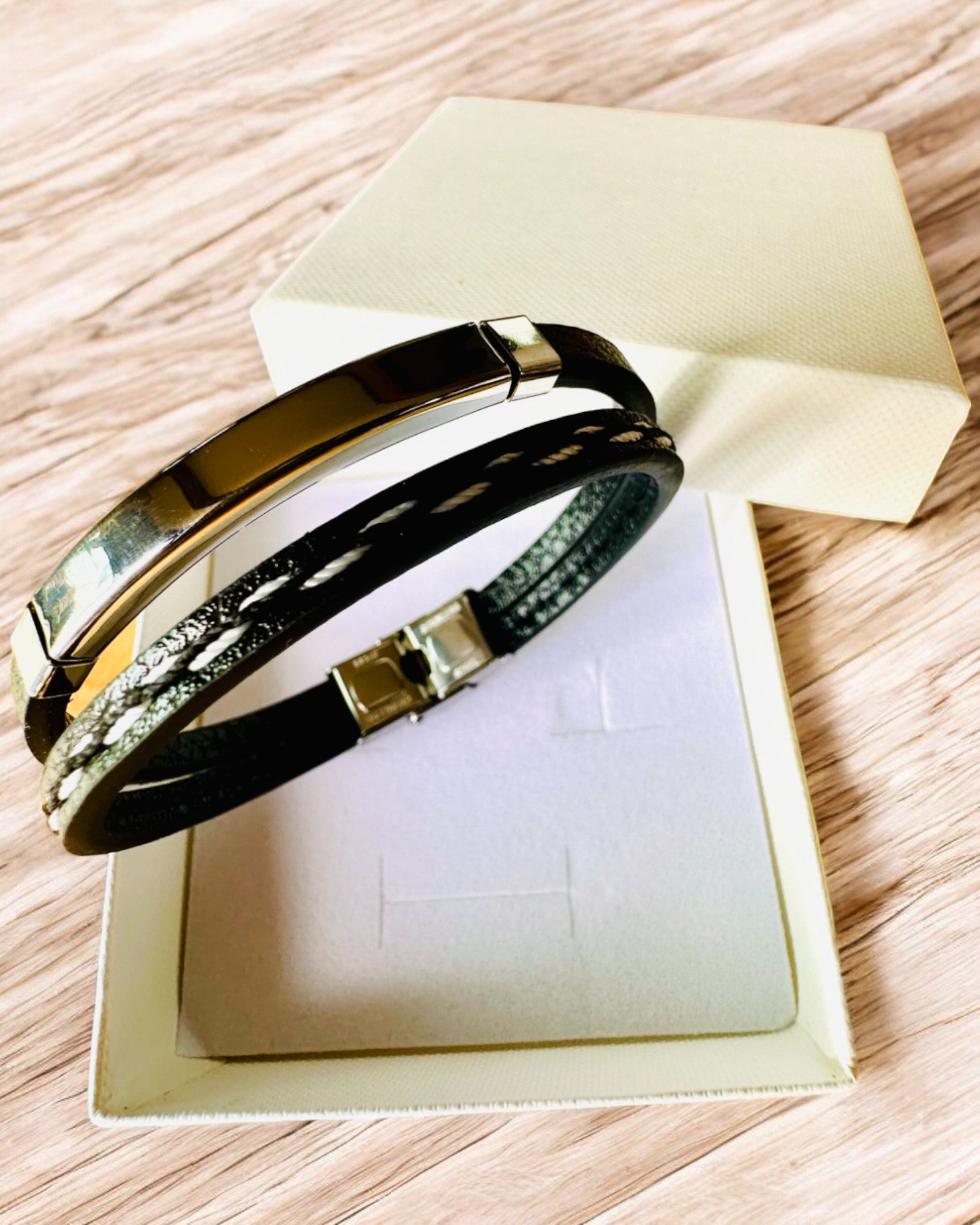 Urheiluranneke PU-nahasta ja ruostumattomasta teräksestä kaiverrusmahdollisuudella – 3 väriä