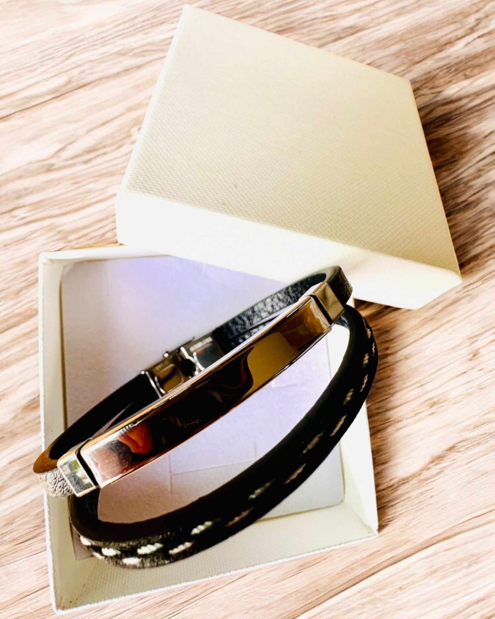 Urheiluranneke PU-nahasta ja ruostumattomasta teräksestä kaiverrusmahdollisuudella – 3 väriä