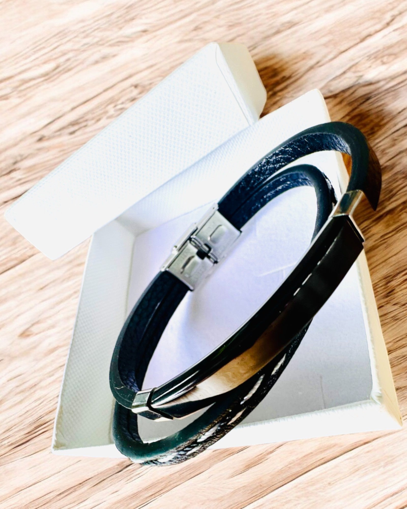 Urheiluranneke PU-nahasta ja ruostumattomasta teräksestä kaiverrusmahdollisuudella – 3 väriä