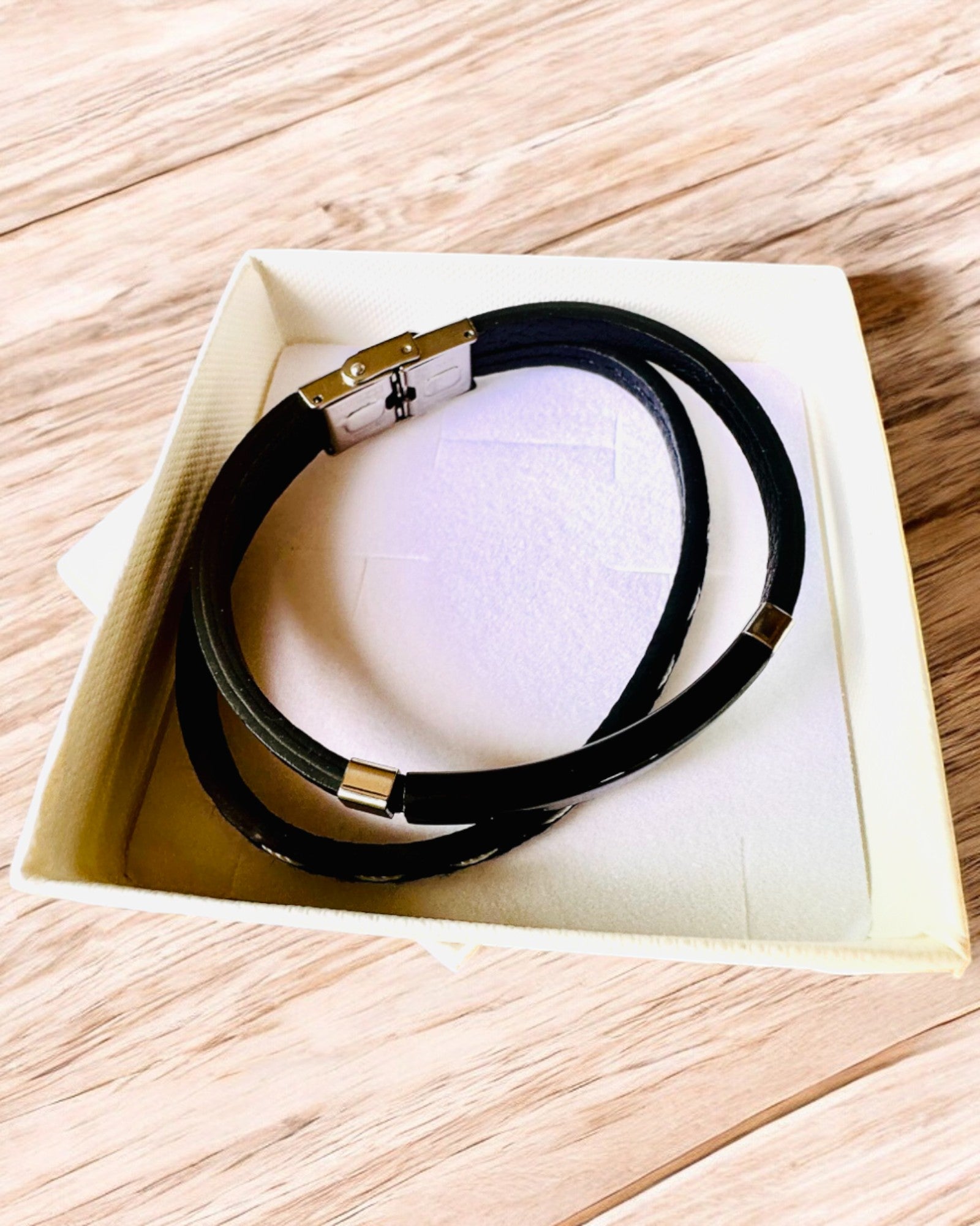 Urheiluranneke PU-nahasta ja ruostumattomasta teräksestä kaiverrusmahdollisuudella – 3 väriä