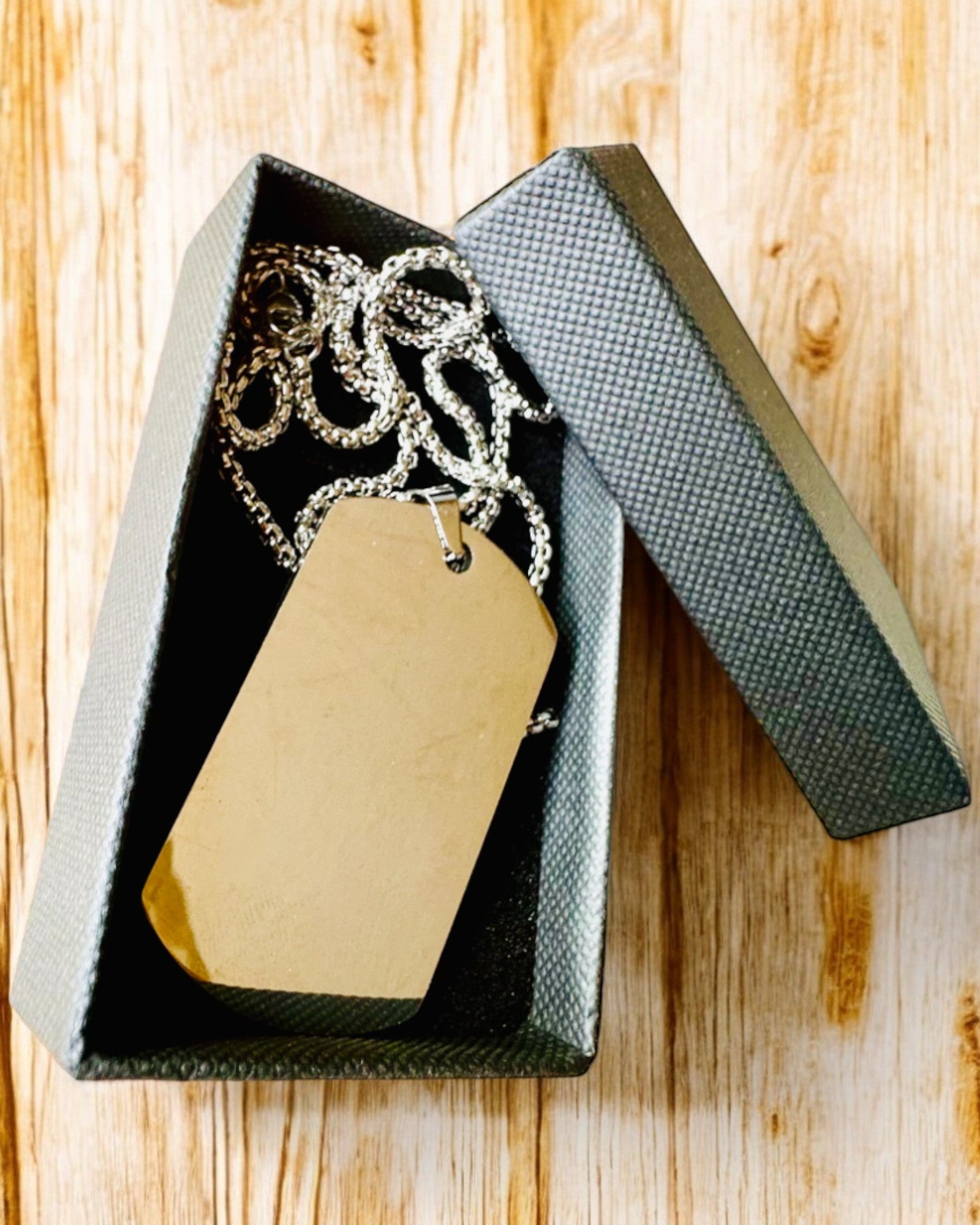 "Kolmen Tyylin Sävyä" -kaulakoru - Tunnuslaatta - Tyylikäs Ruostumattomasta Teräksestä Valmistettu Riipus Kaiverrusmahdollisuudella