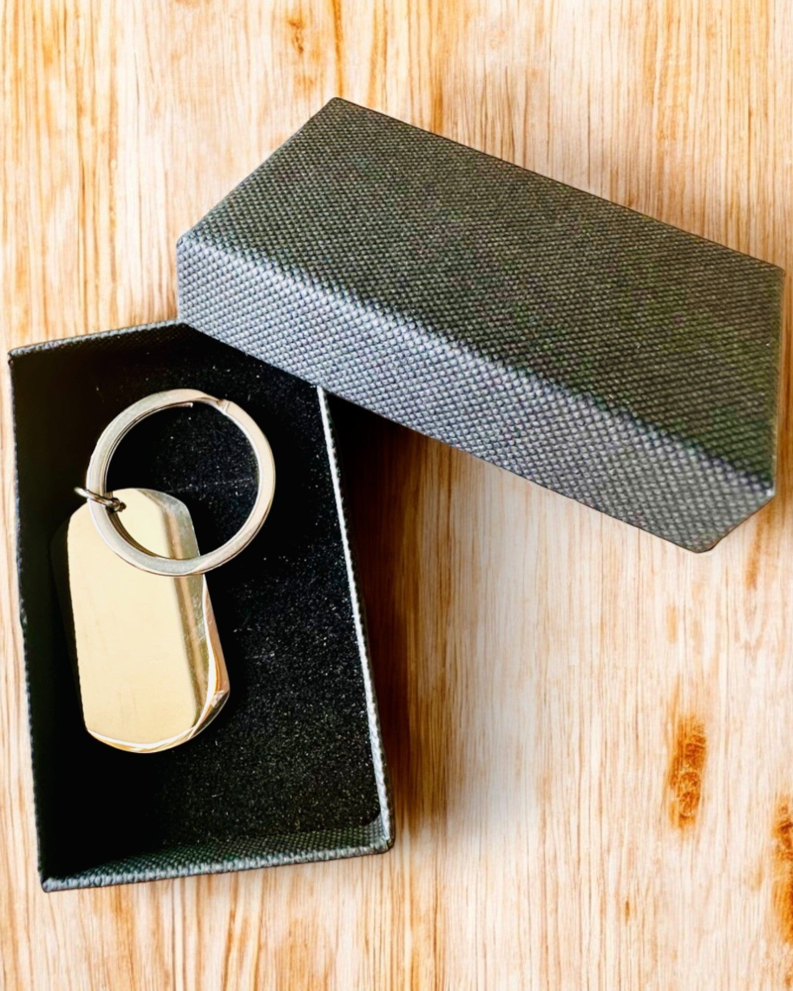 Ruostumattomasta teräksestä valmistettu sotilas-ID "Nieśmiertelnik" -avaimenperä – Personoitu kaiverrus