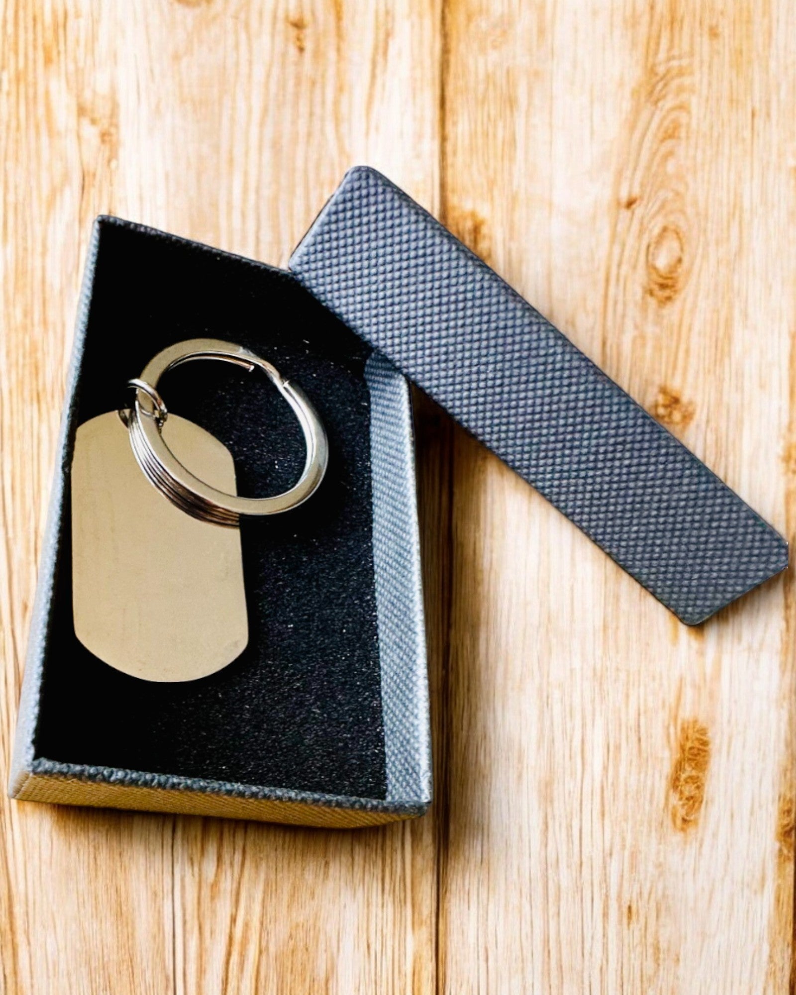 Ruostumattomasta teräksestä valmistettu sotilas-ID "Nieśmiertelnik" -avaimenperä – Personoitu kaiverrus