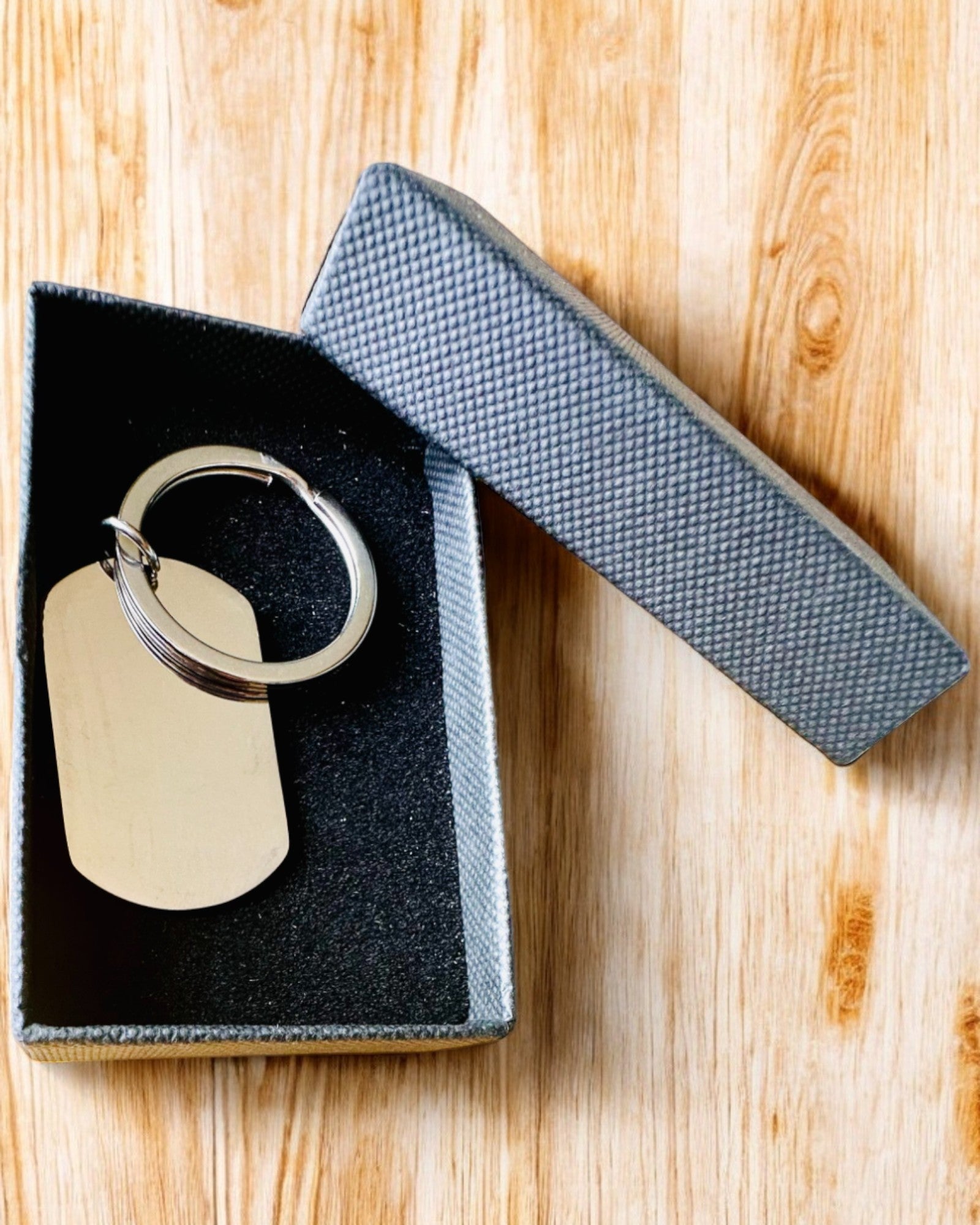 Ruostumattomasta teräksestä valmistettu sotilas-ID "Nieśmiertelnik" -avaimenperä – Personoitu kaiverrus