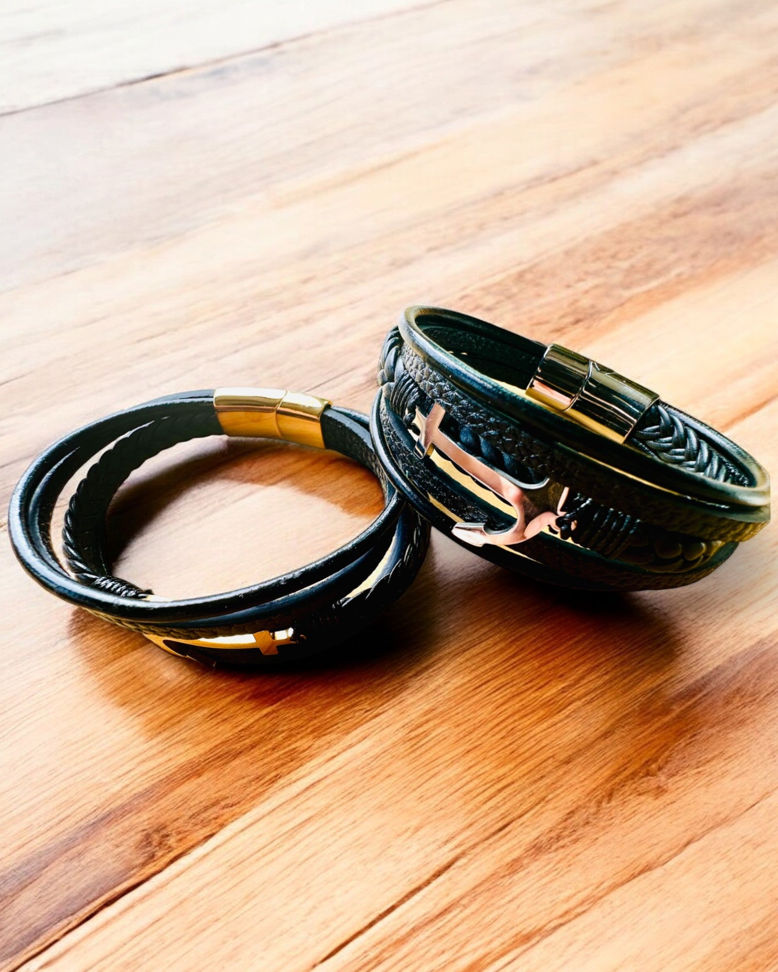 Miesten rannekoru Eleganssin Ankkuri kaiverrusvaihtoehdolla lahjaksi