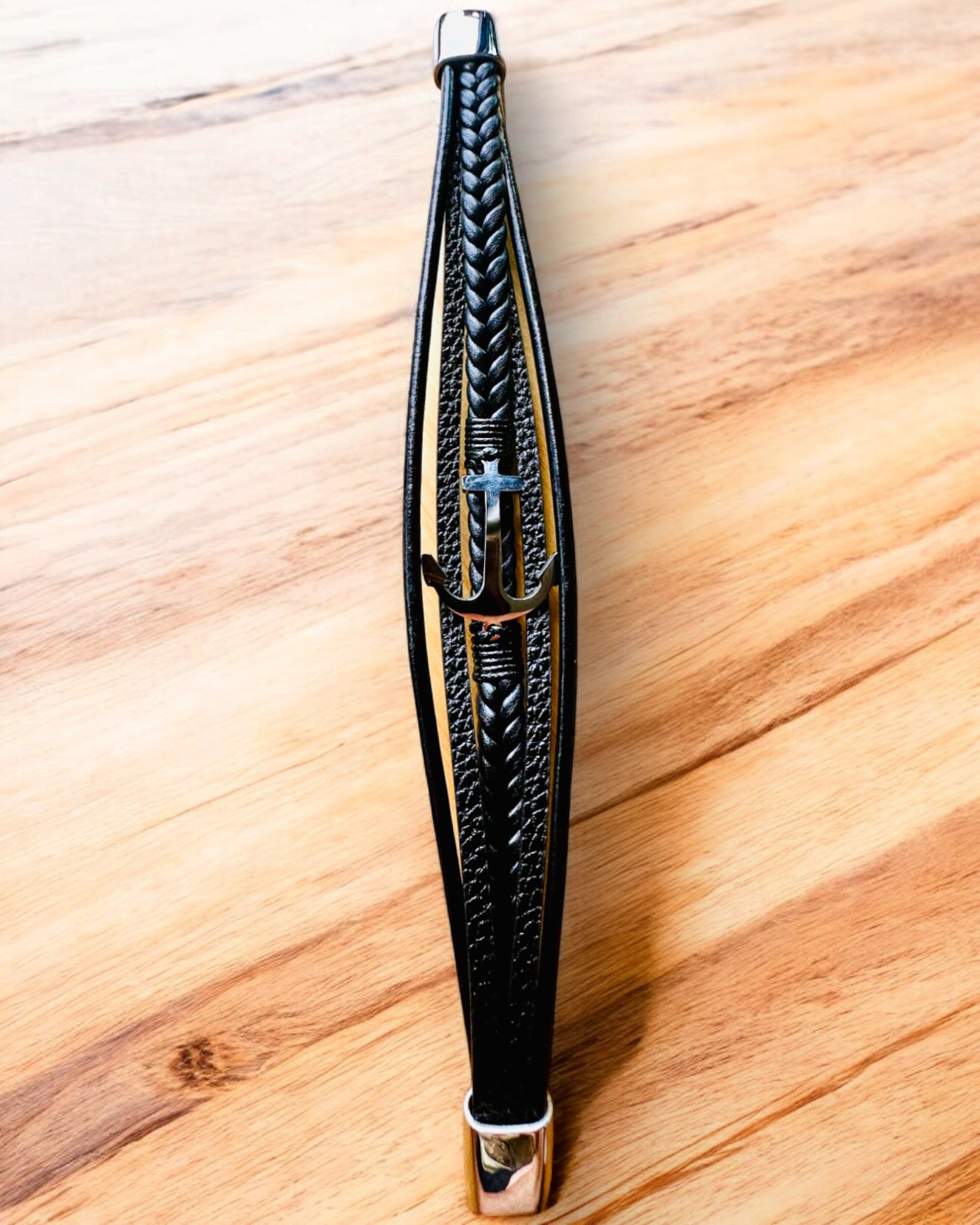 Miesten rannekoru Eleganssin Ankkuri kaiverrusvaihtoehdolla lahjaksi