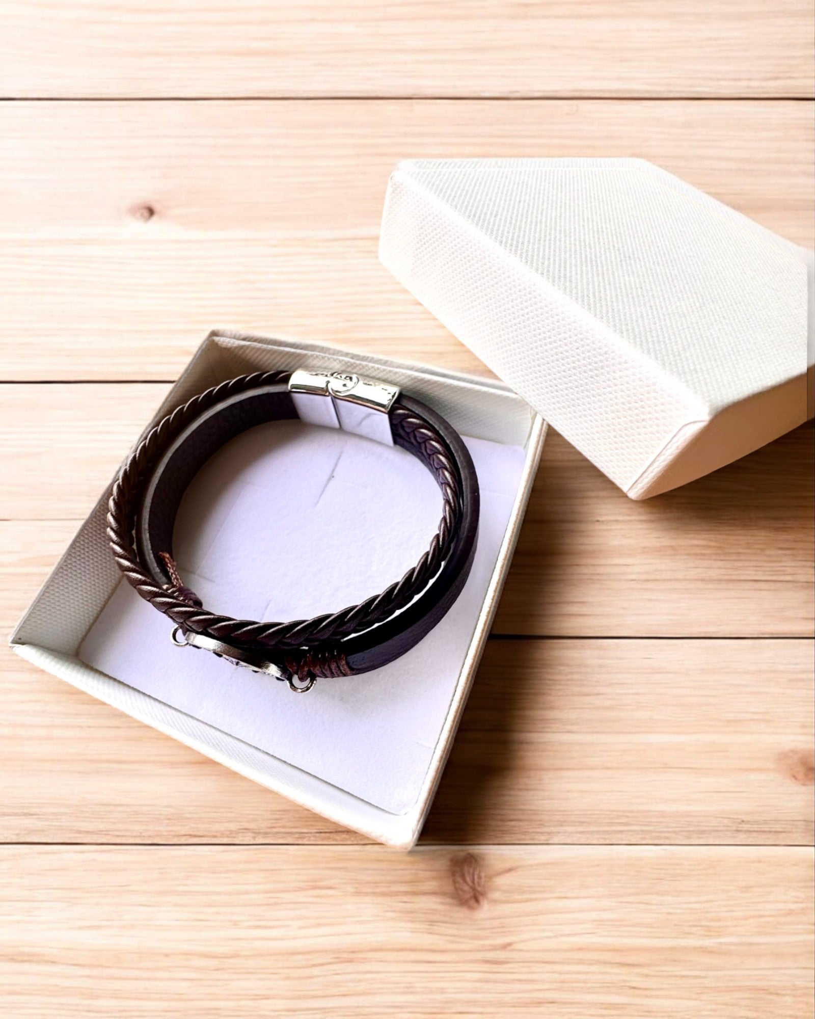 Rannekoru "Compass Adventure" - mahdollisuus personoida kaiverruksella lahjaksi, 2 värivaihtoehtoa valittavana