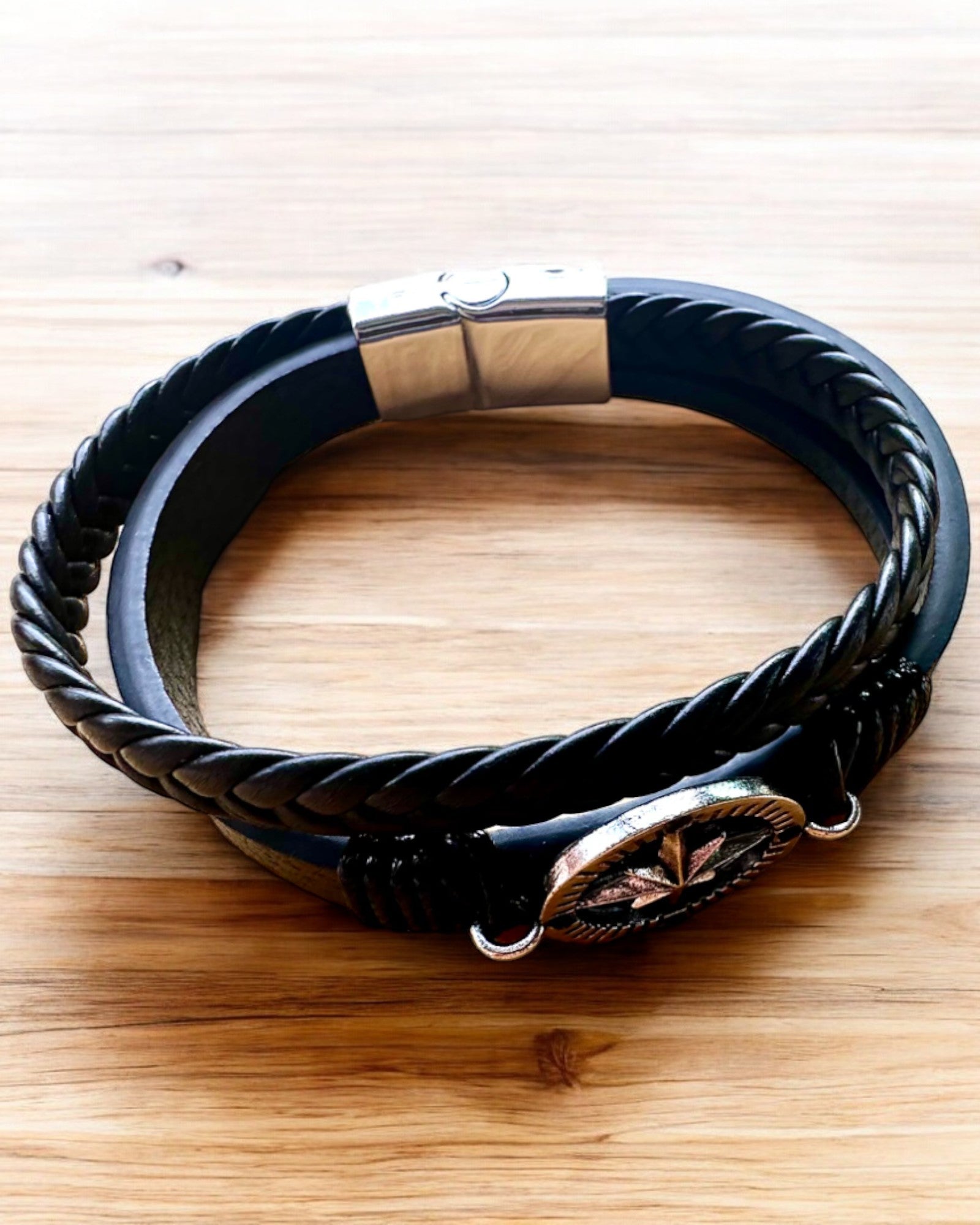 Rannekoru "Compass Adventure" - mahdollisuus personoida kaiverruksella lahjaksi, 2 värivaihtoehtoa valittavana