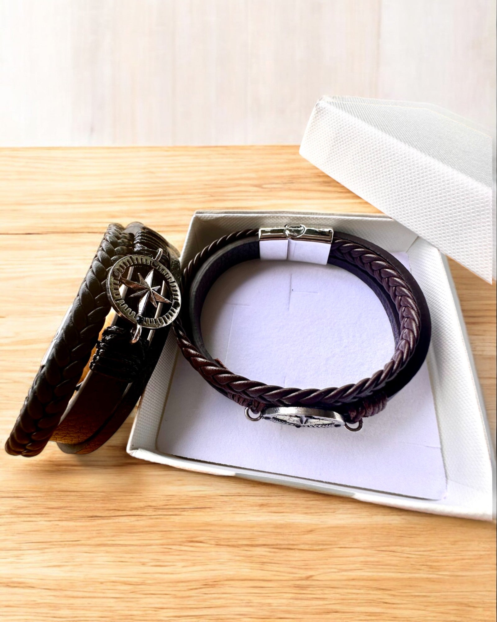 Rannekoru "Compass Adventure" - mahdollisuus personoida kaiverruksella lahjaksi, 2 värivaihtoehtoa valittavana