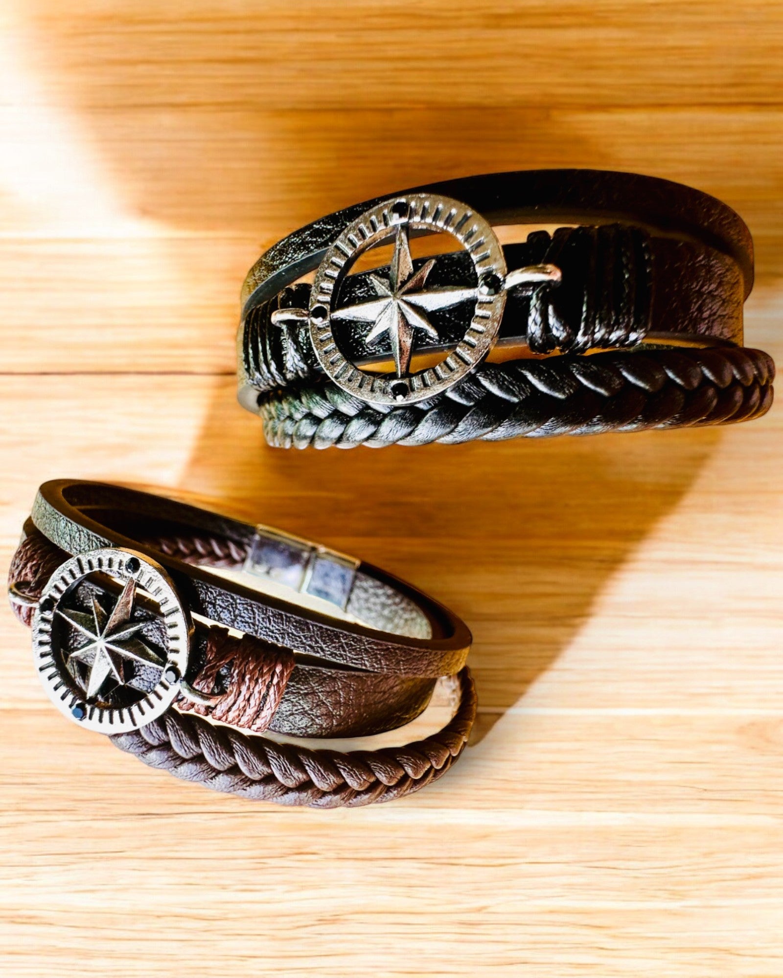 Rannekoru "Compass Adventure" - mahdollisuus personoida kaiverruksella lahjaksi, 2 värivaihtoehtoa valittavana