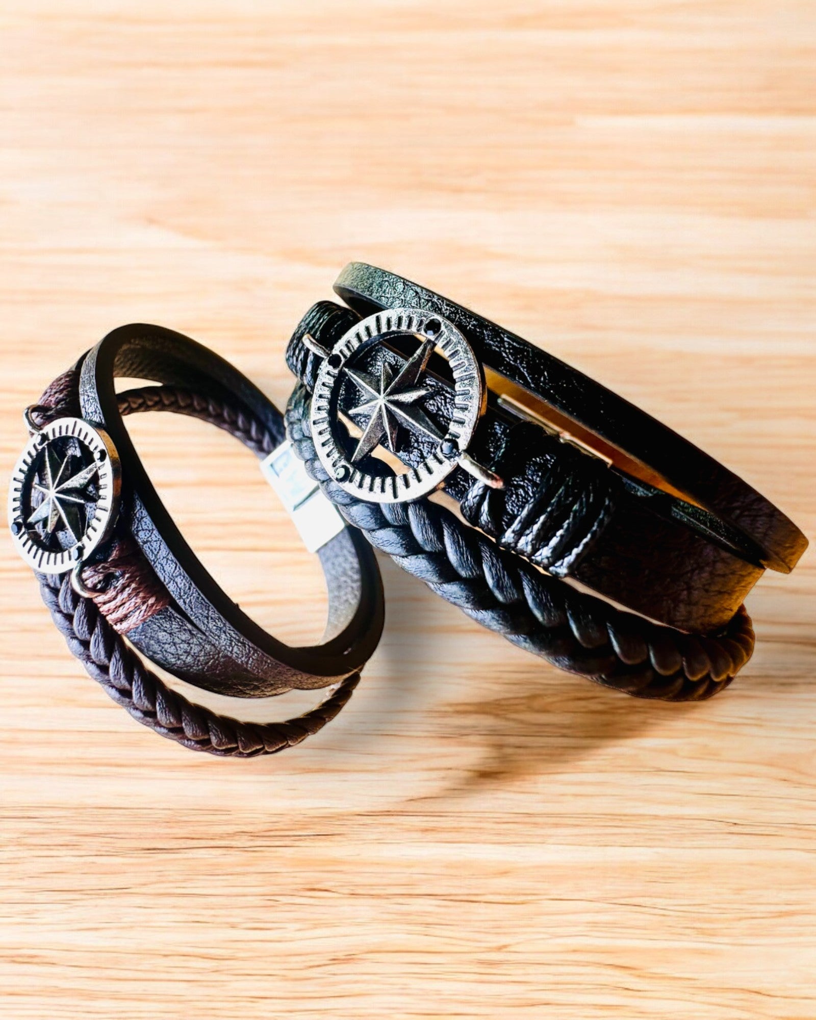 Rannekoru "Compass Adventure" - mahdollisuus personoida kaiverruksella lahjaksi, 2 värivaihtoehtoa valittavana